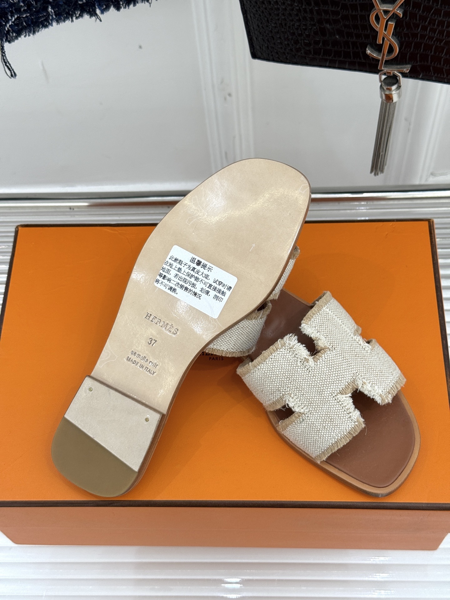 顶版(配原版飞机盒)
Hermès/爱马仕万年经典平底粗跟H拖
将简约美学与极致工艺完美融合。
粗跟设计