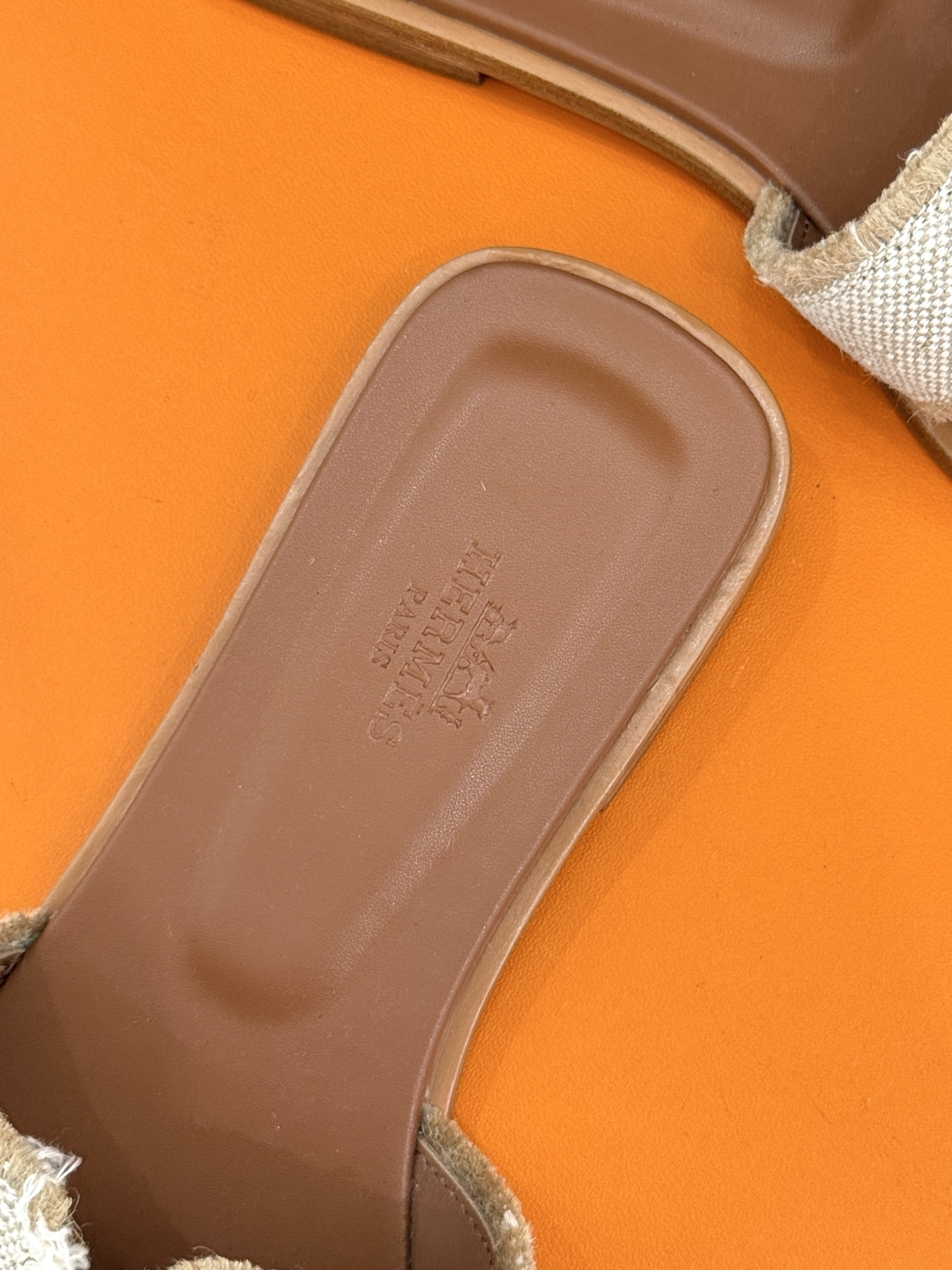 顶版(配原版飞机盒)
Hermès/爱马仕万年经典平底粗跟H拖
将简约美学与极致工艺完美融合。
粗跟设计