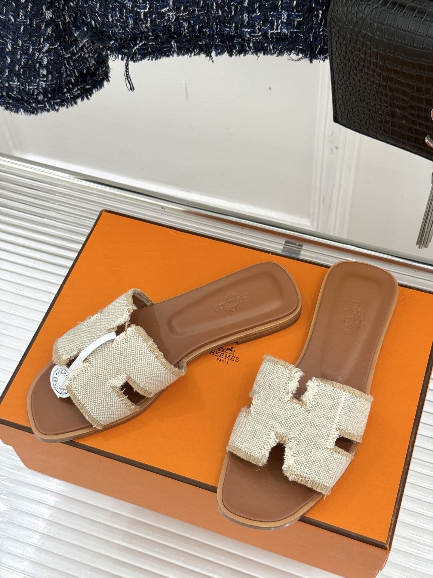 顶版(配原版飞机盒)
Hermès/爱马仕万年经典平底粗跟H拖
将简约美学与极致工艺完美融合。
粗跟设计