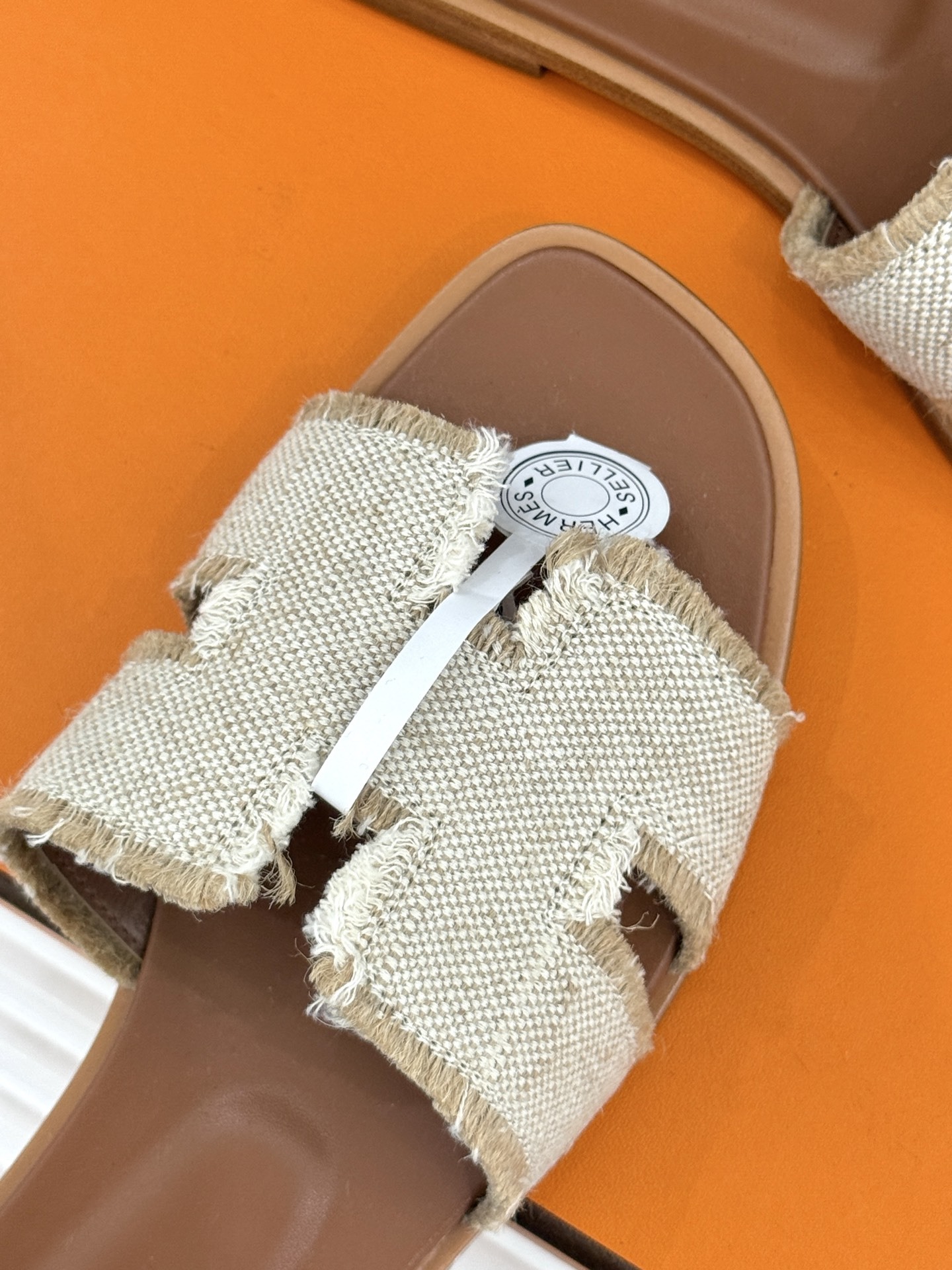 顶版(配原版飞机盒)
Hermès/爱马仕万年经典平底粗跟H拖
将简约美学与极致工艺完美融合。
粗跟设计