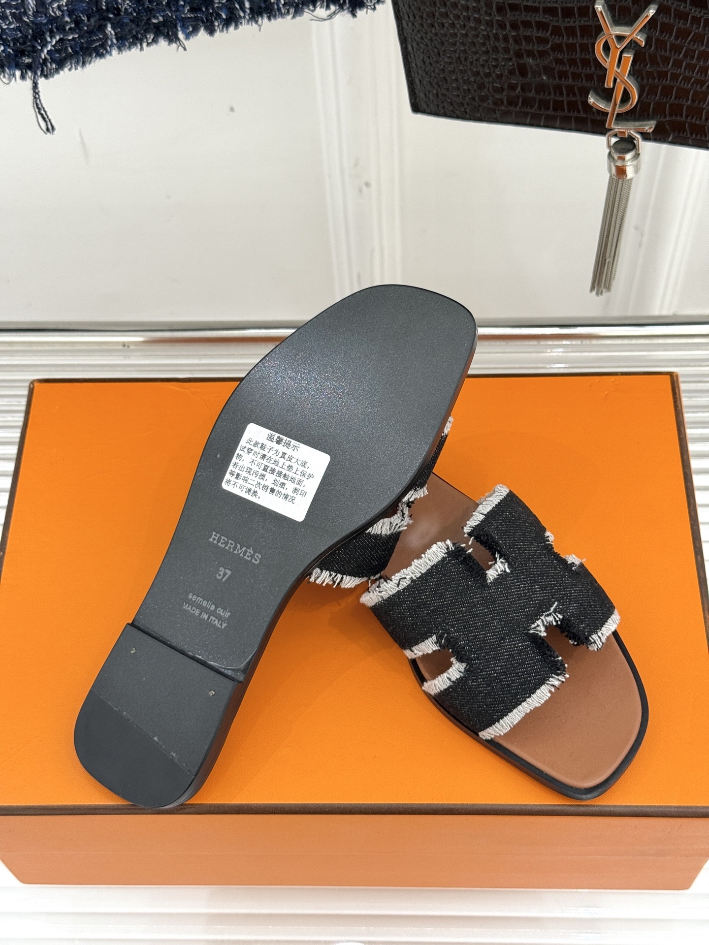 顶版(配原版飞机盒)
Hermès/爱马仕万年经典平底粗跟H拖
将简约美学与极致工艺完美融合。
粗跟设计