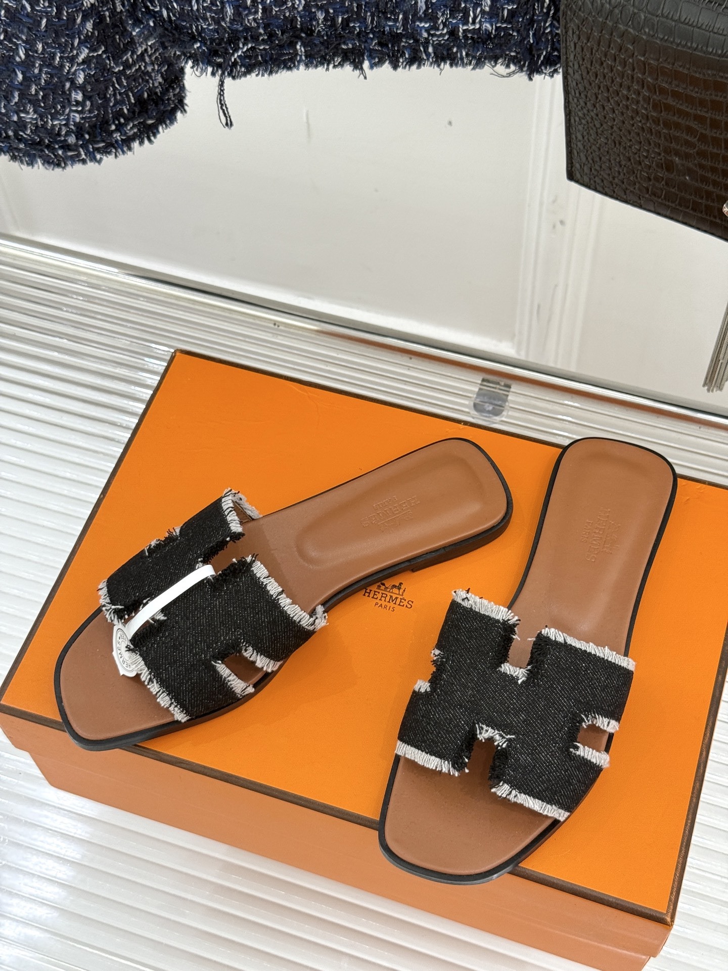 顶版(配原版飞机盒)
Hermès/爱马仕万年经典平底粗跟H拖
将简约美学与极致工艺完美融合。
粗跟设计
