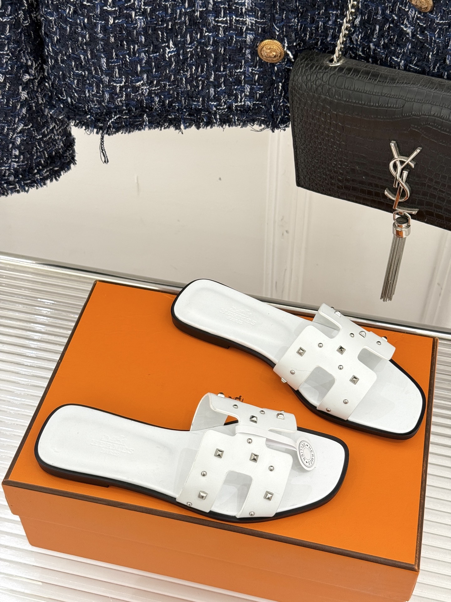 顶版(配原版飞机盒)
Hermès/爱马仕万年经典平底粗跟H拖
将简约美学与极致工艺完美融合。
粗跟设计
