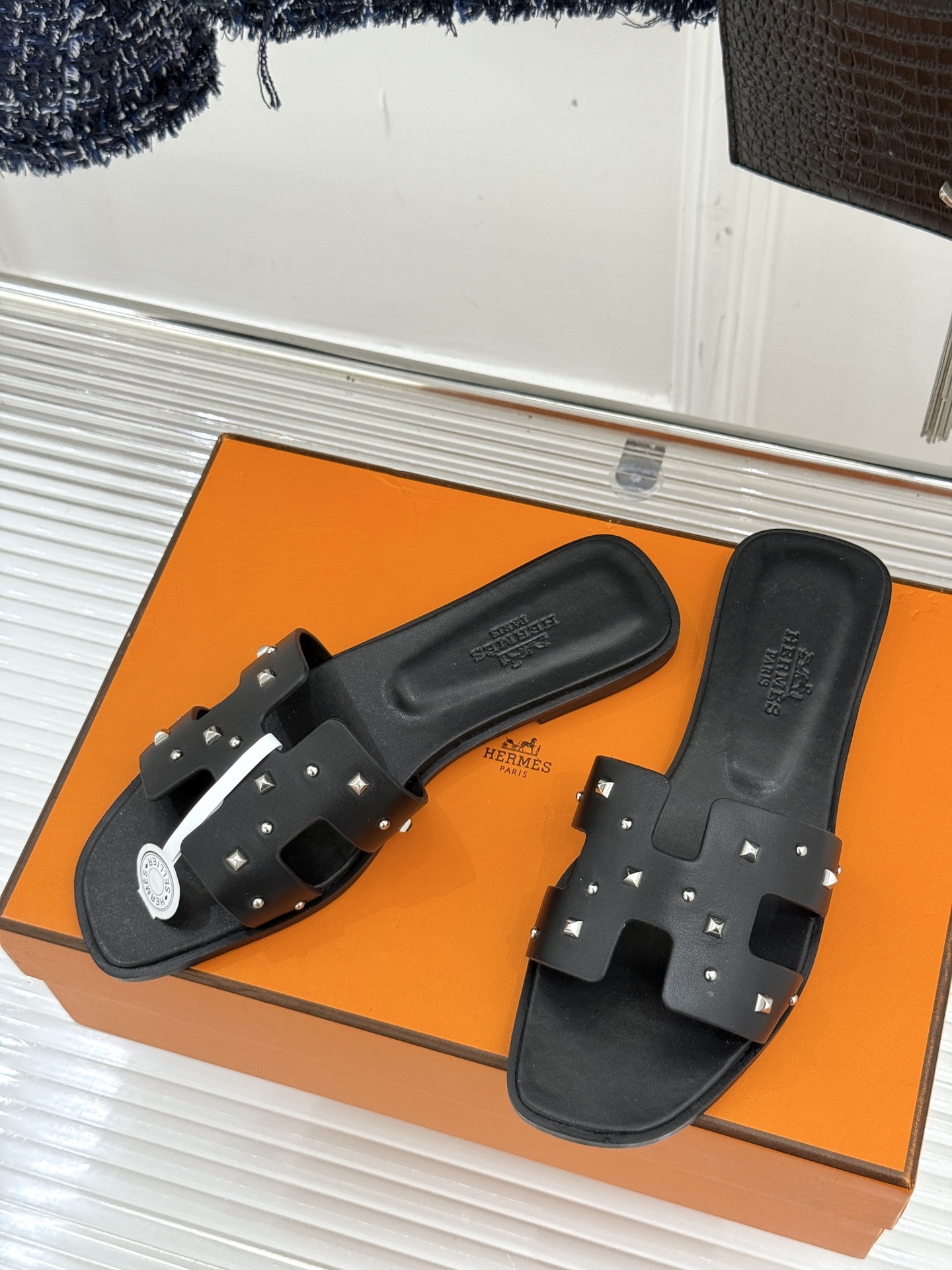 顶版(配原版飞机盒)
Hermès/爱马仕万年经典平底粗跟H拖
将简约美学与极致工艺完美融合。
粗跟设计