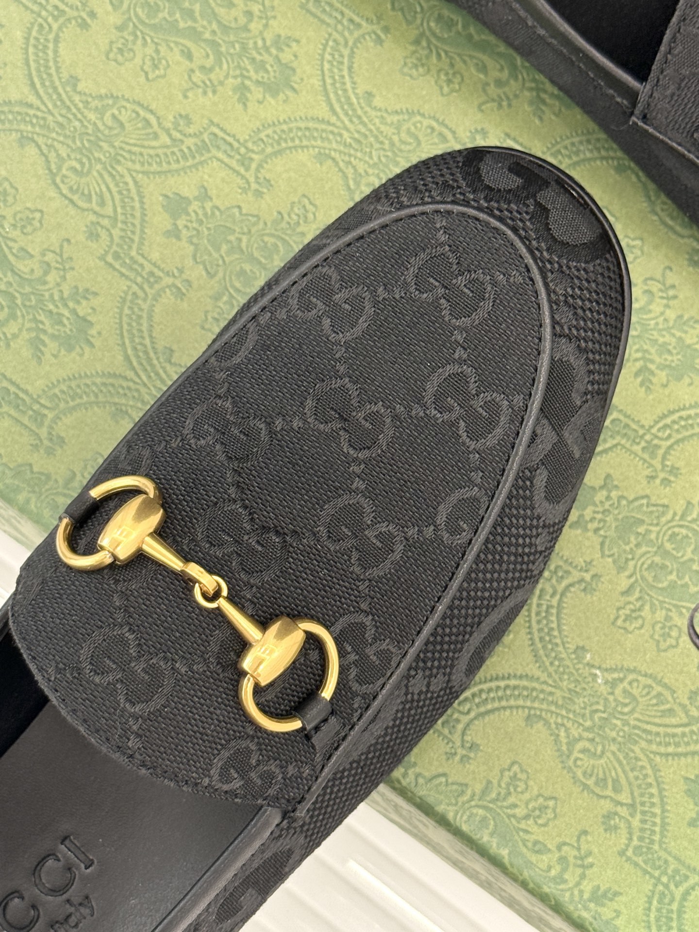 Gucci/古驰经典老花马衔扣平底乐福鞋
标志性的GG老花图案是时尚界的经典之作
以独特的色调和精致的