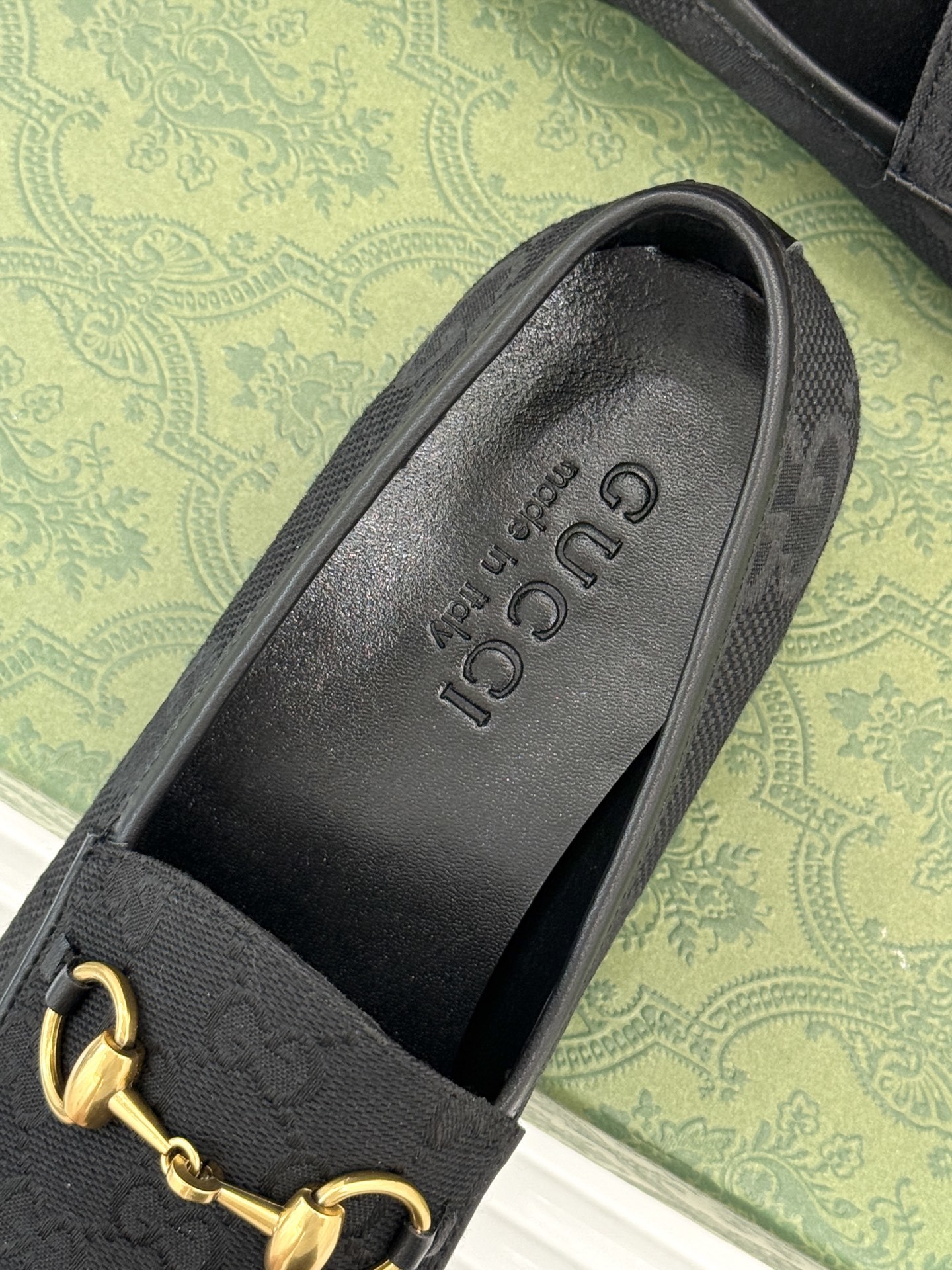 Gucci/古驰经典老花马衔扣平底乐福鞋
标志性的GG老花图案是时尚界的经典之作
以独特的色调和精致的