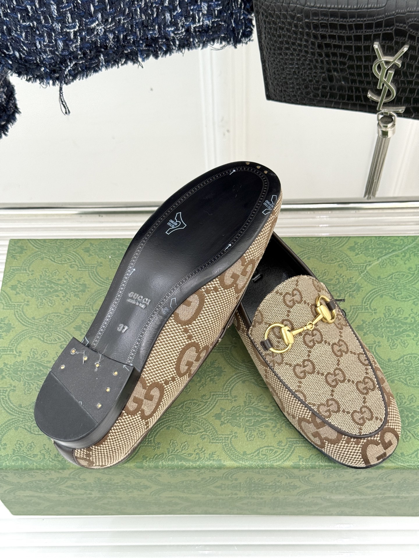 
Gucci/古驰经典老花马衔扣平底乐福鞋
标志性的GG老花图案是时尚界的经典之作
以独特的色调和精致的
