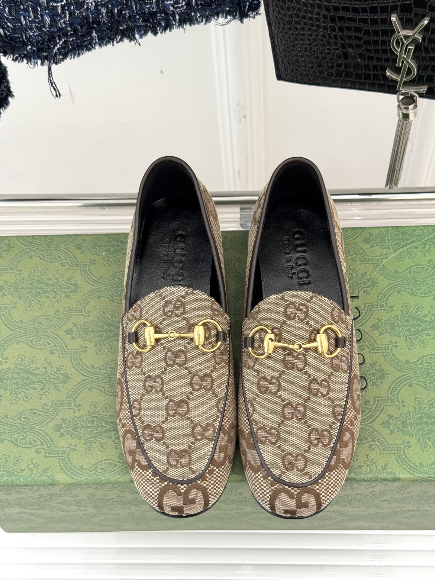 
Gucci/古驰经典老花马衔扣平底乐福鞋
标志性的GG老花图案是时尚界的经典之作
以独特的色调和精致的
