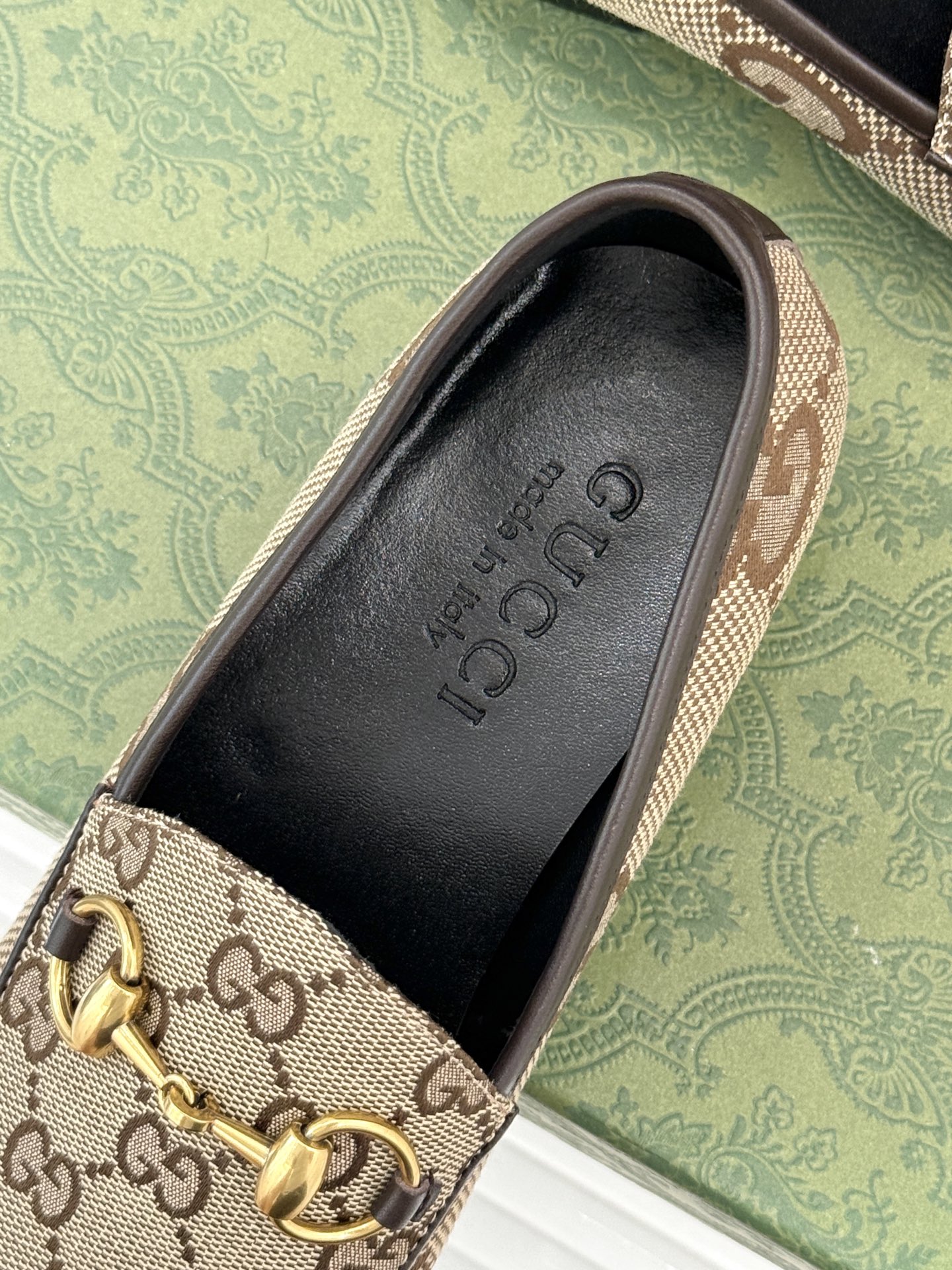 
Gucci/古驰经典老花马衔扣平底乐福鞋
标志性的GG老花图案是时尚界的经典之作
以独特的色调和精致的