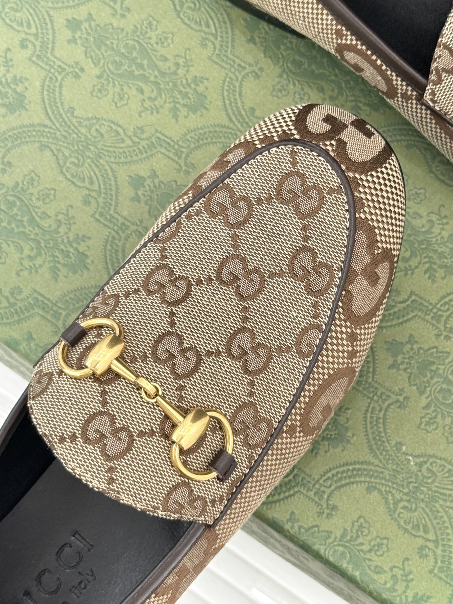 
Gucci/古驰经典老花马衔扣平底乐福鞋
标志性的GG老花图案是时尚界的经典之作
以独特的色调和精致的