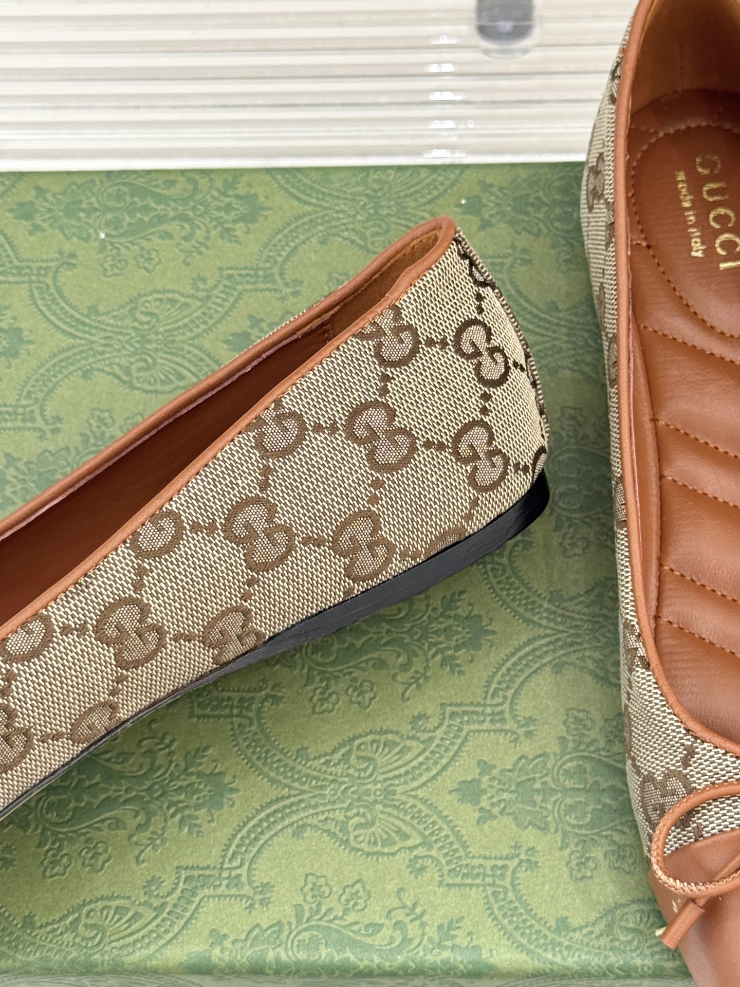 
Gucci/古驰经典双G蝴蝶结
平底芭蕾舞鞋
标志性双G金属饰扣闪耀其间
低调中透着品牌的经典底蕴
与