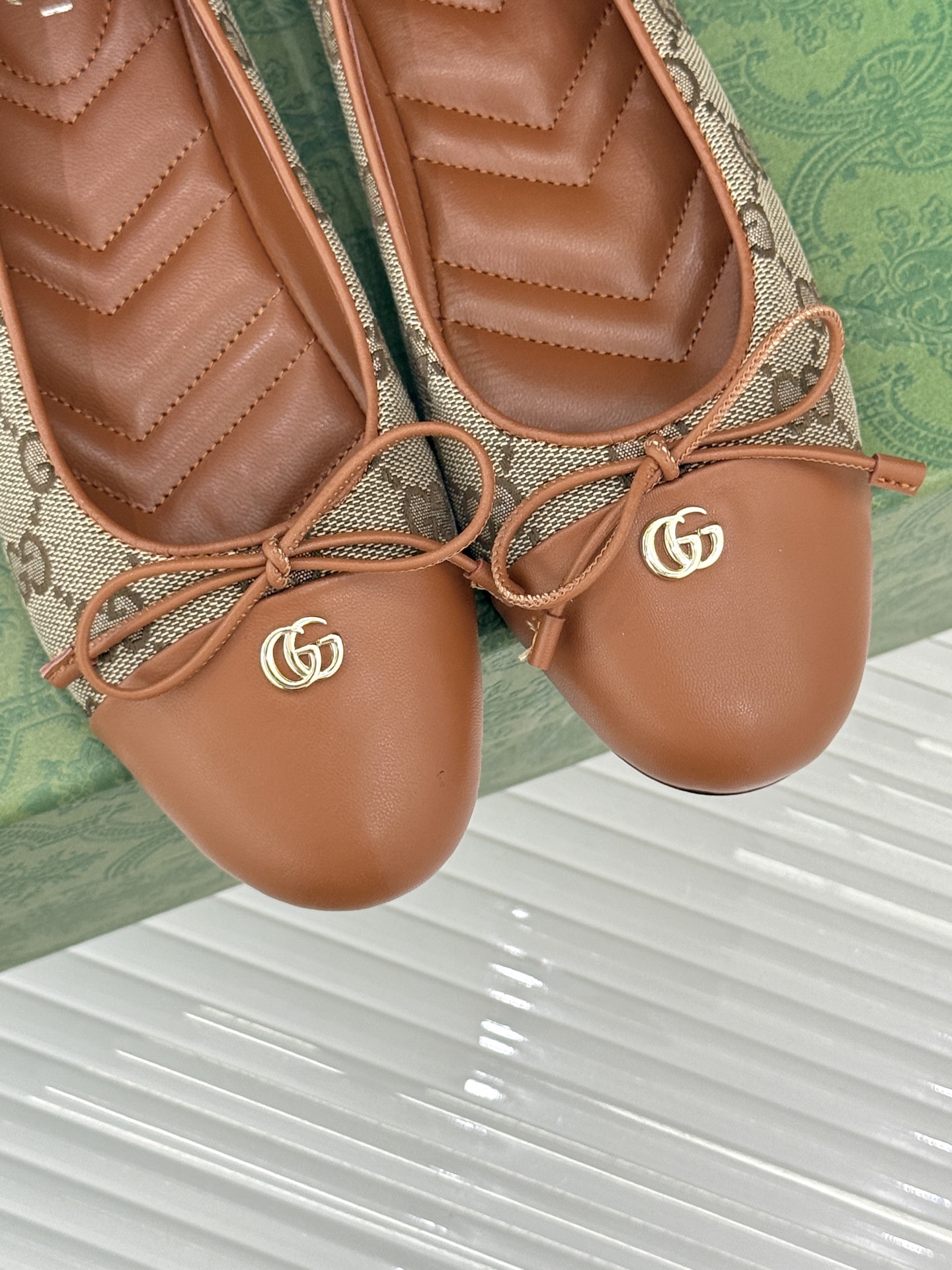 
Gucci/古驰经典双G蝴蝶结
平底芭蕾舞鞋
标志性双G金属饰扣闪耀其间
低调中透着品牌的经典底蕴
与