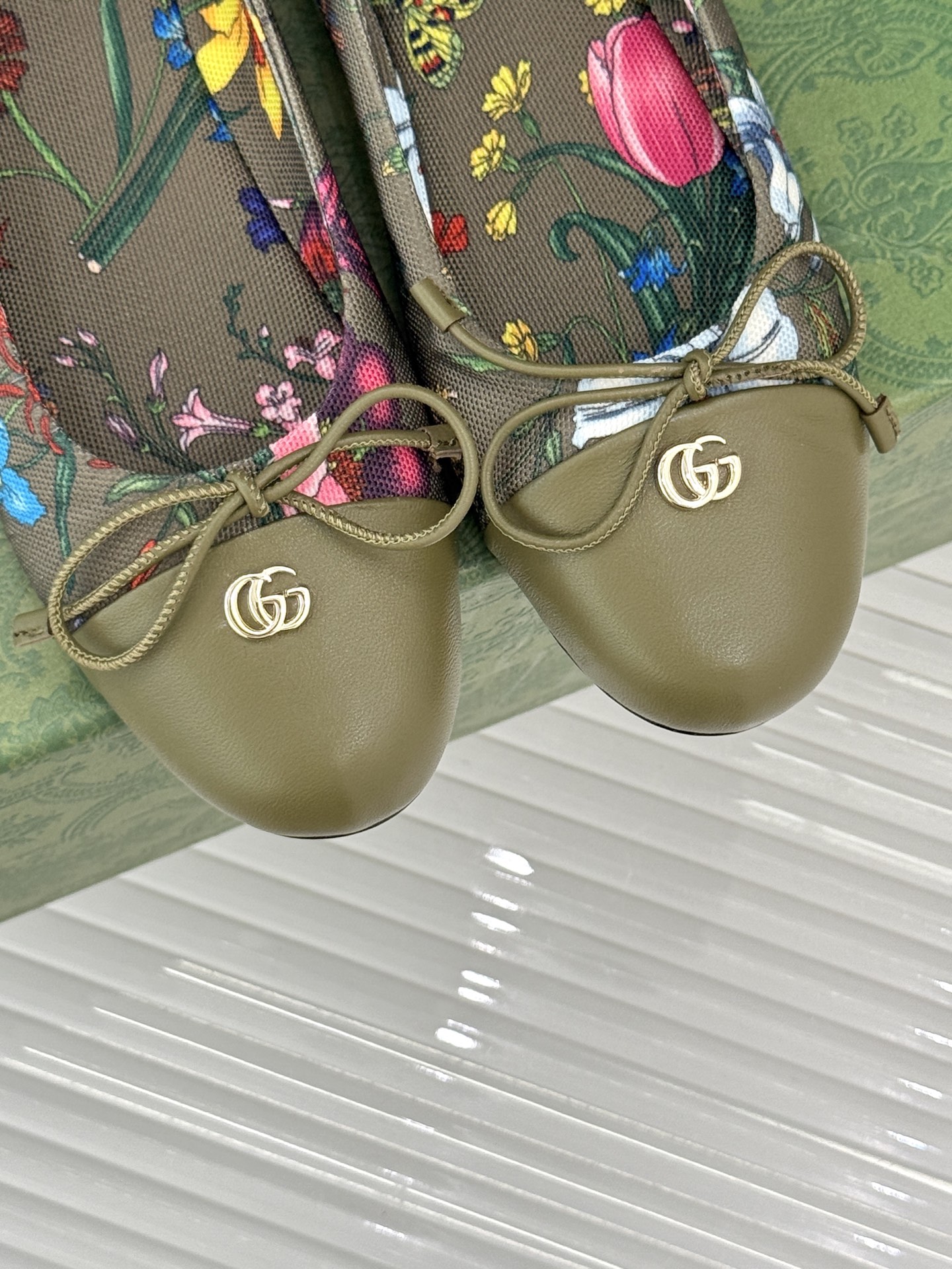
Gucci/古驰经典双G蝴蝶结
平底芭蕾舞鞋
标志性双G金属饰扣闪耀其间
低调中透着品牌的经典底蕴
与