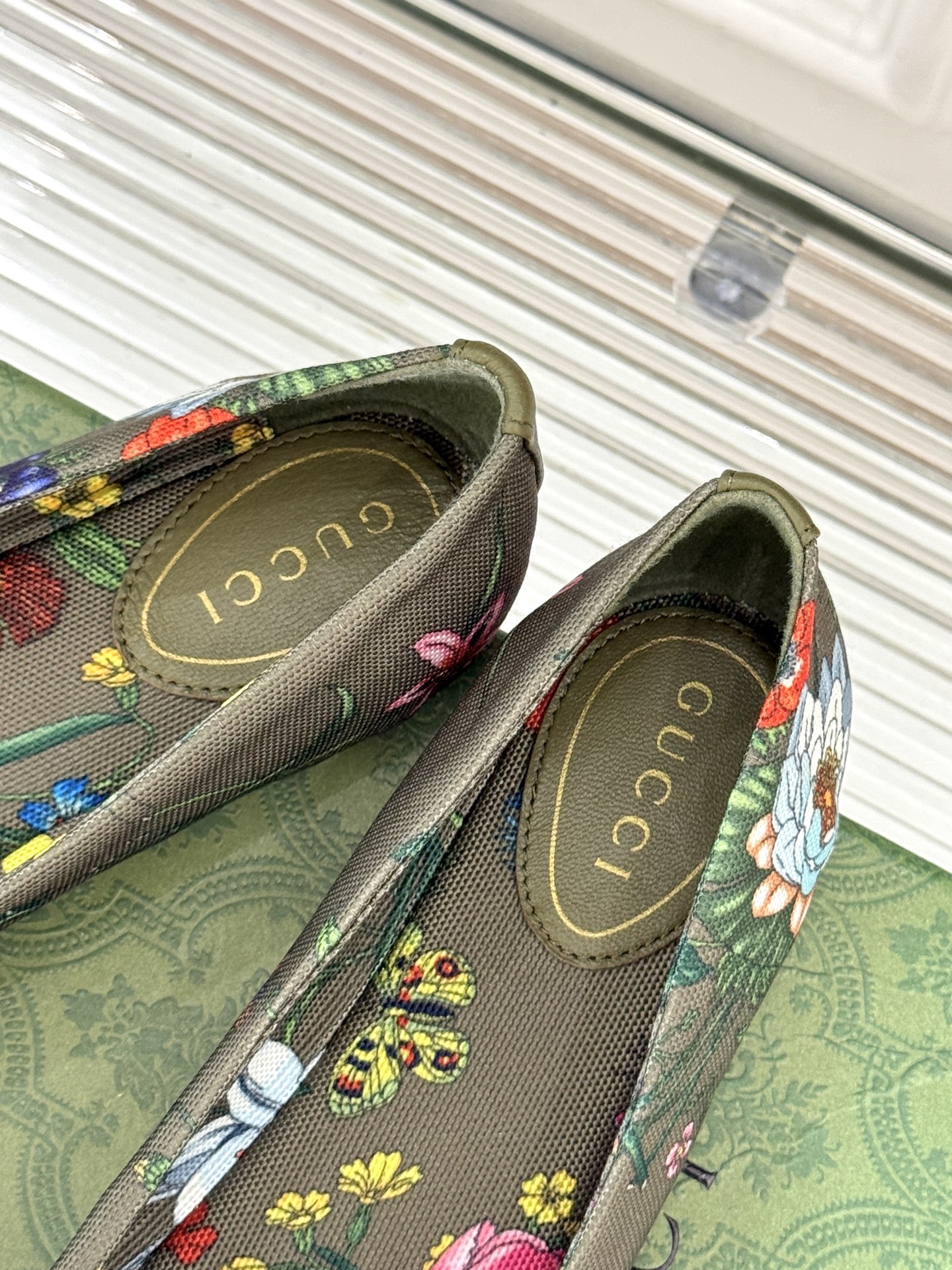 
Gucci/古驰经典双G蝴蝶结
平底芭蕾舞鞋
标志性双G金属饰扣闪耀其间
低调中透着品牌的经典底蕴
与