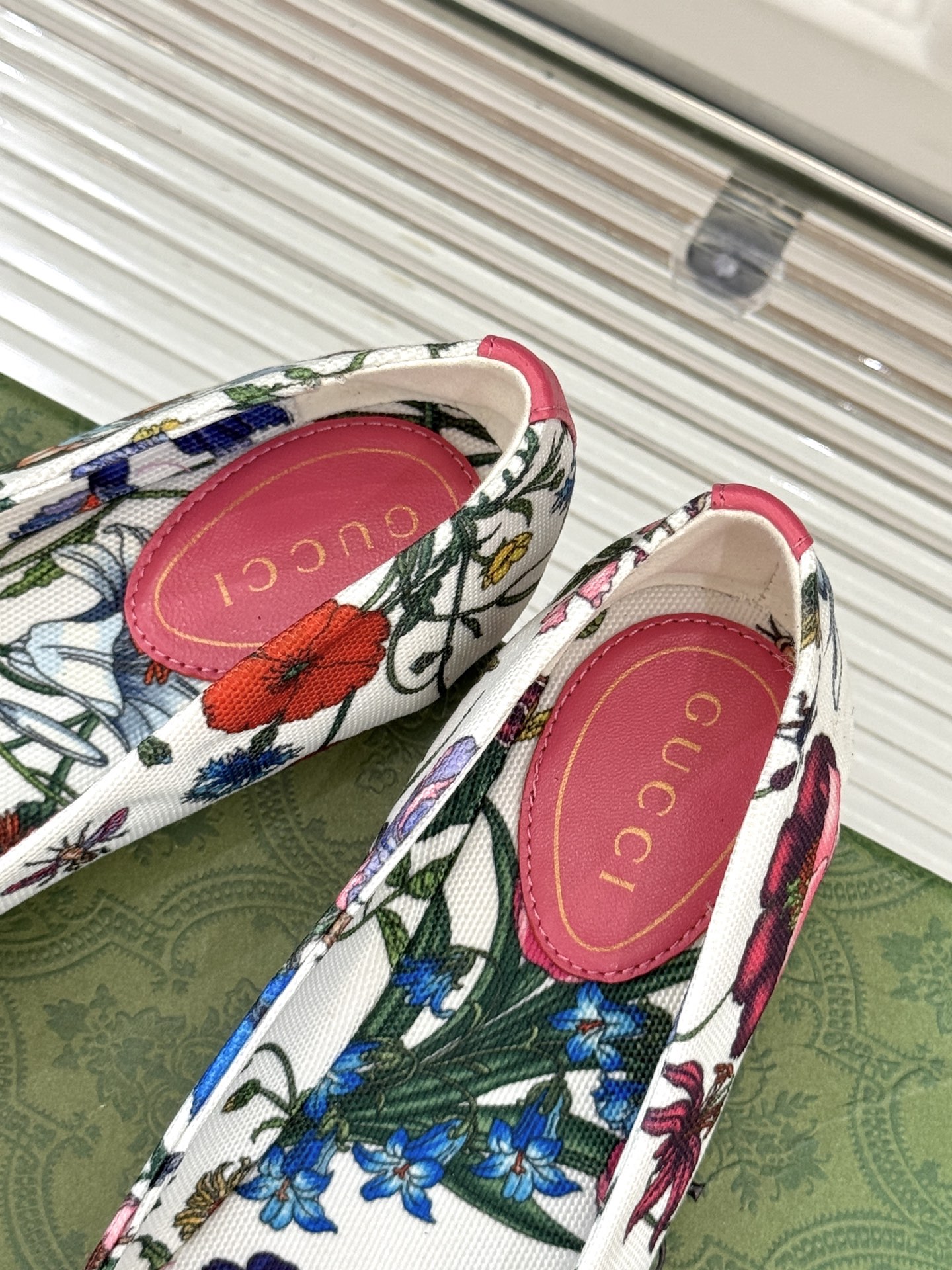 
Gucci/古驰经典双G蝴蝶结
平底芭蕾舞鞋
标志性双G金属饰扣闪耀其间
低调中透着品牌的经典底蕴
与