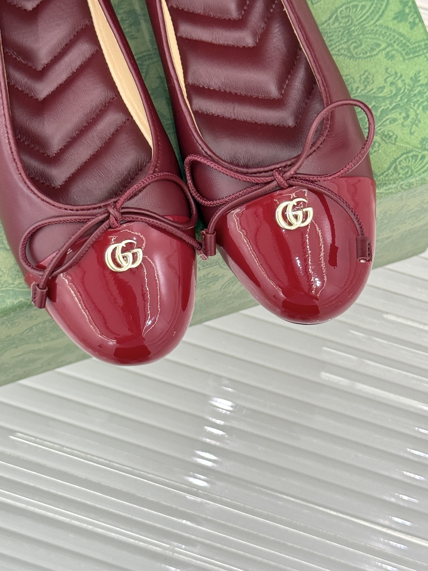
Gucci/古驰经典双G蝴蝶结
平底芭蕾舞鞋
标志性双G金属饰扣闪耀其间
低调中透着品牌的经典底蕴
与