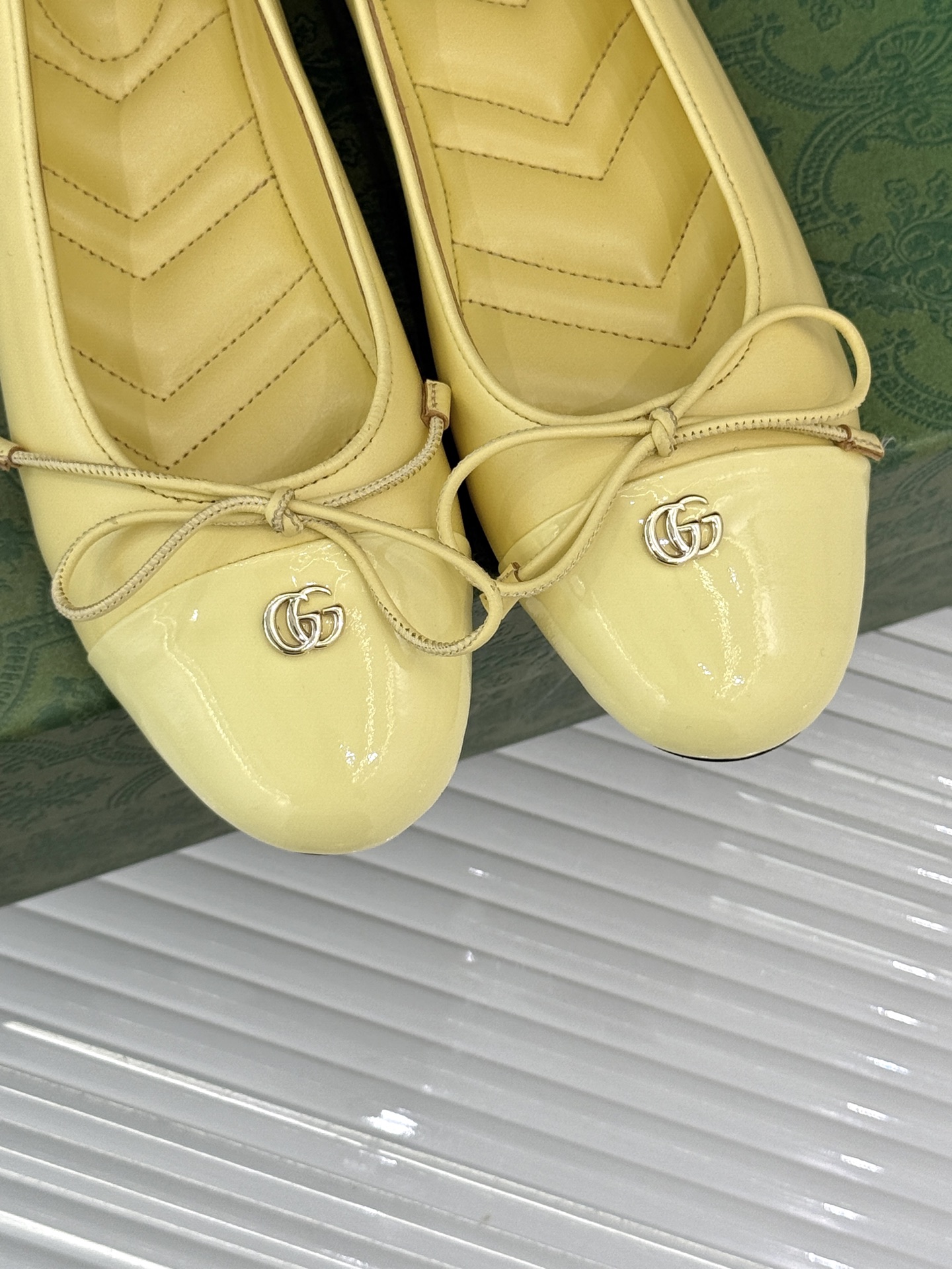 
Gucci/古驰经典双G蝴蝶结
平底芭蕾舞鞋
标志性双G金属饰扣闪耀其间
低调中透着品牌的经典底蕴
与