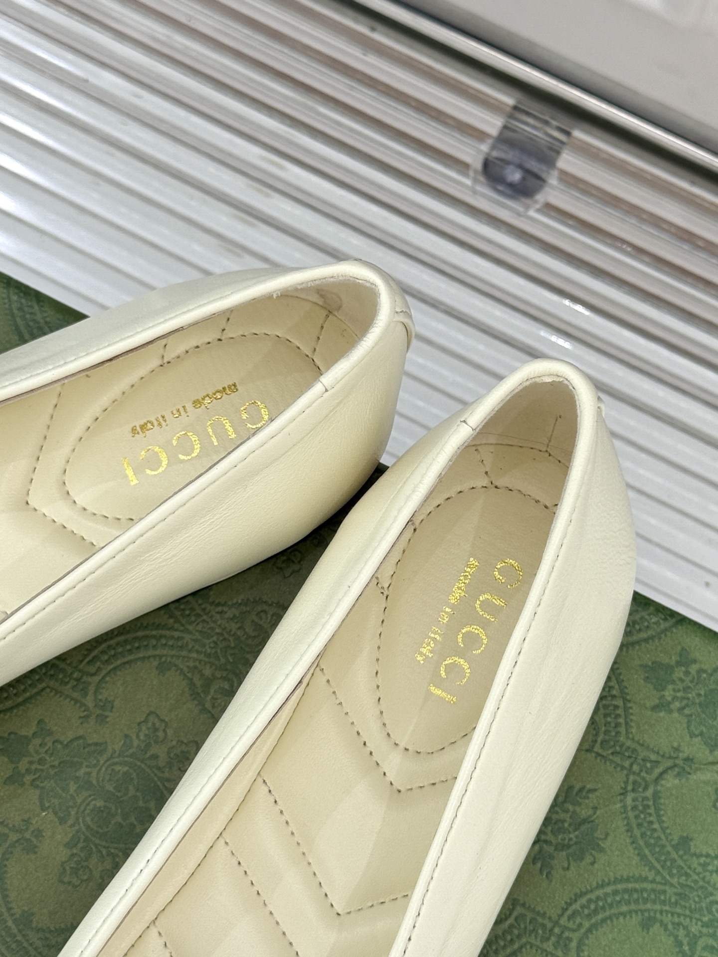 
Gucci/古驰经典双G蝴蝶结
平底芭蕾舞鞋
标志性双G金属饰扣闪耀其间
低调中透着品牌的经典底蕴
与