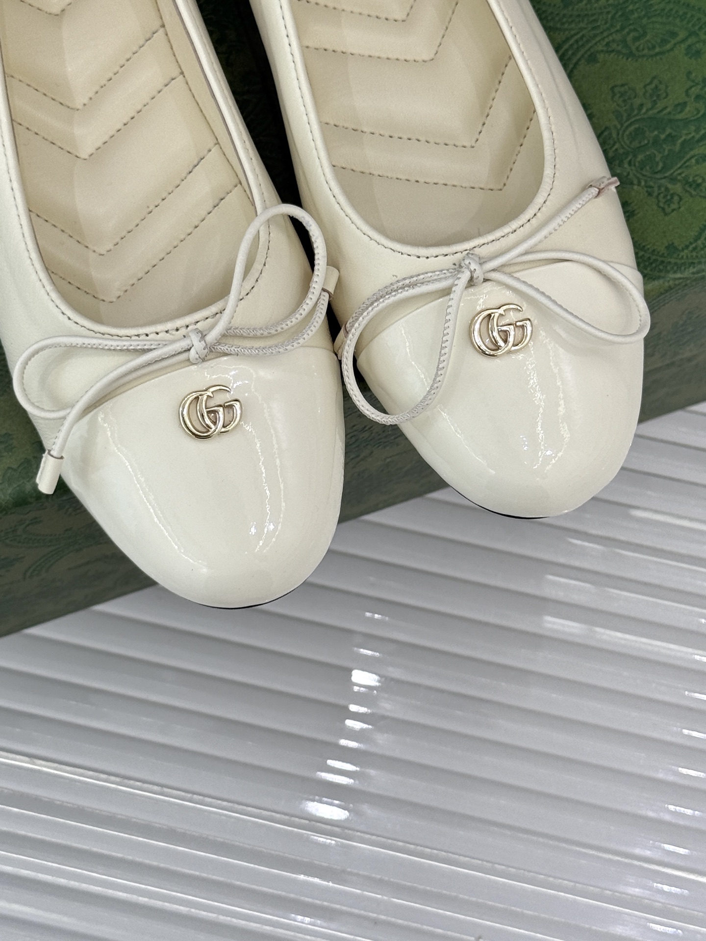 
Gucci/古驰经典双G蝴蝶结
平底芭蕾舞鞋
标志性双G金属饰扣闪耀其间
低调中透着品牌的经典底蕴
与