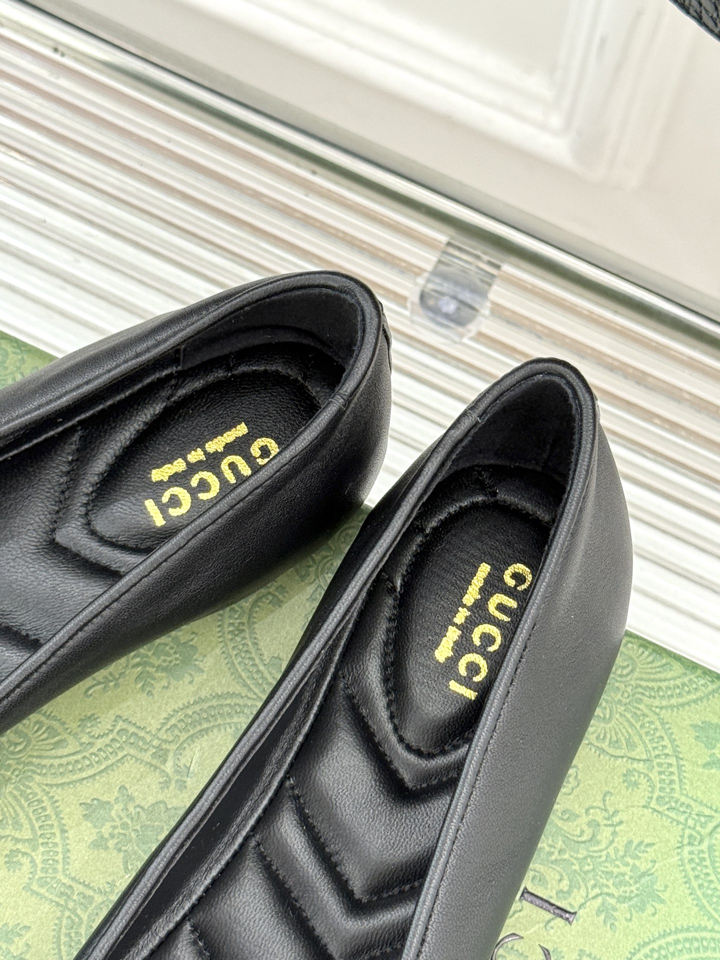 
Gucci/古驰经典双G蝴蝶结
平底芭蕾舞鞋
标志性双G金属饰扣闪耀其间
低调中透着品牌的经典底蕴
与