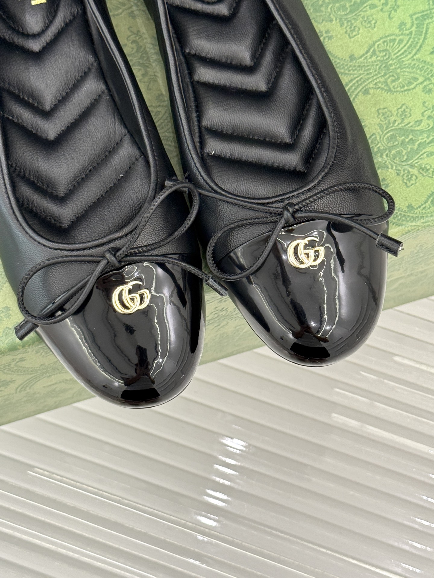 
Gucci/古驰经典双G蝴蝶结
平底芭蕾舞鞋
标志性双G金属饰扣闪耀其间
低调中透着品牌的经典底蕴
与