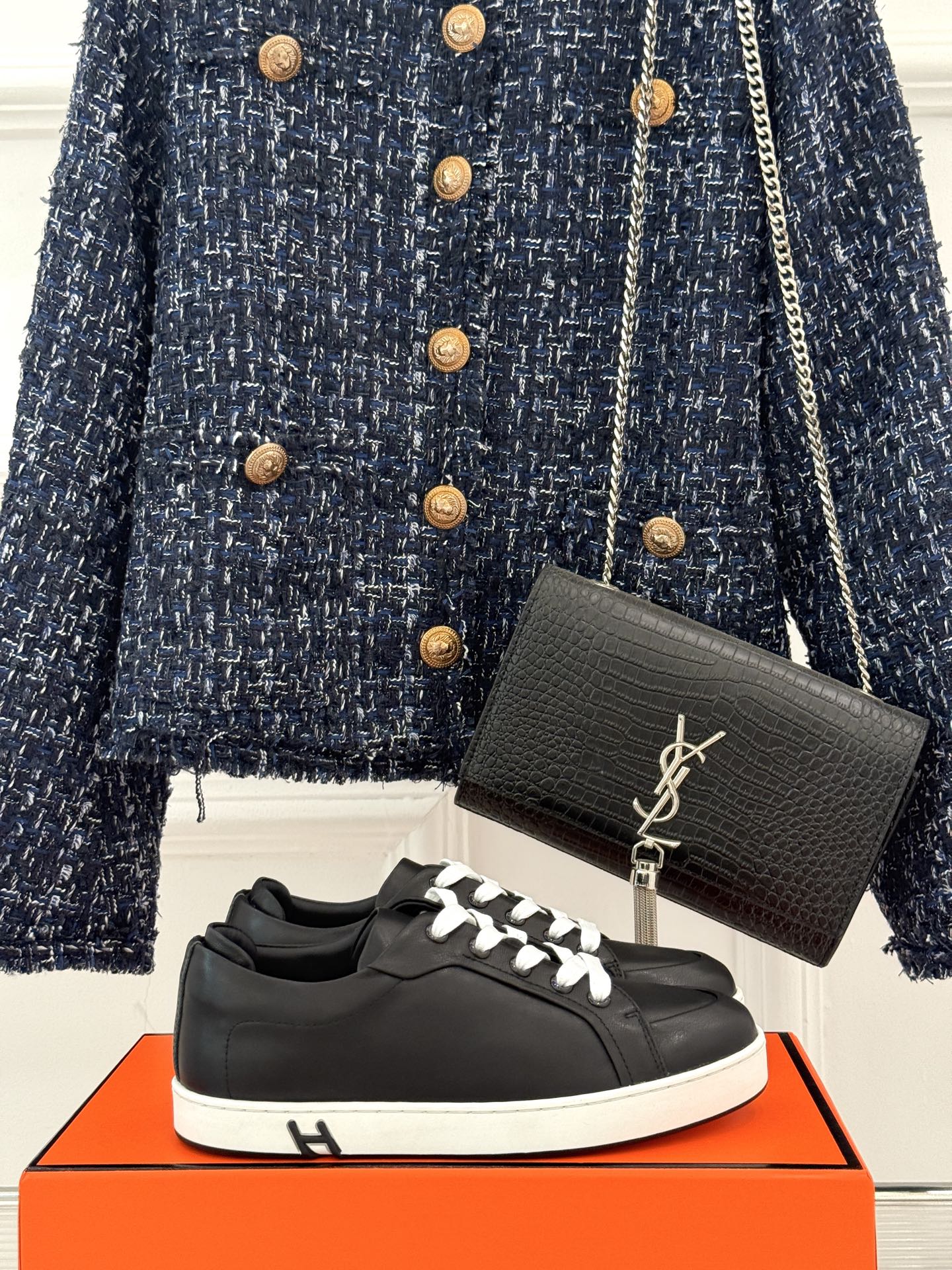 
Hermès/爱马仕经典简约
情侣款小白鞋
极简美学与顶级工艺的邂逅。
低调地融于设计之中
不张扬却满