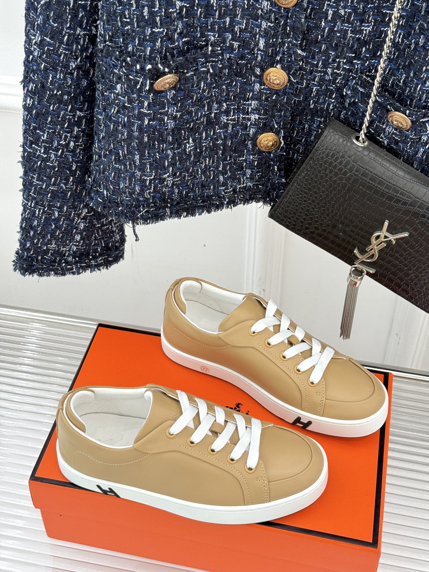
Hermès/爱马仕经典简约
情侣款小白鞋
极简美学与顶级工艺的邂逅。
低调地融于设计之中
不张扬却满