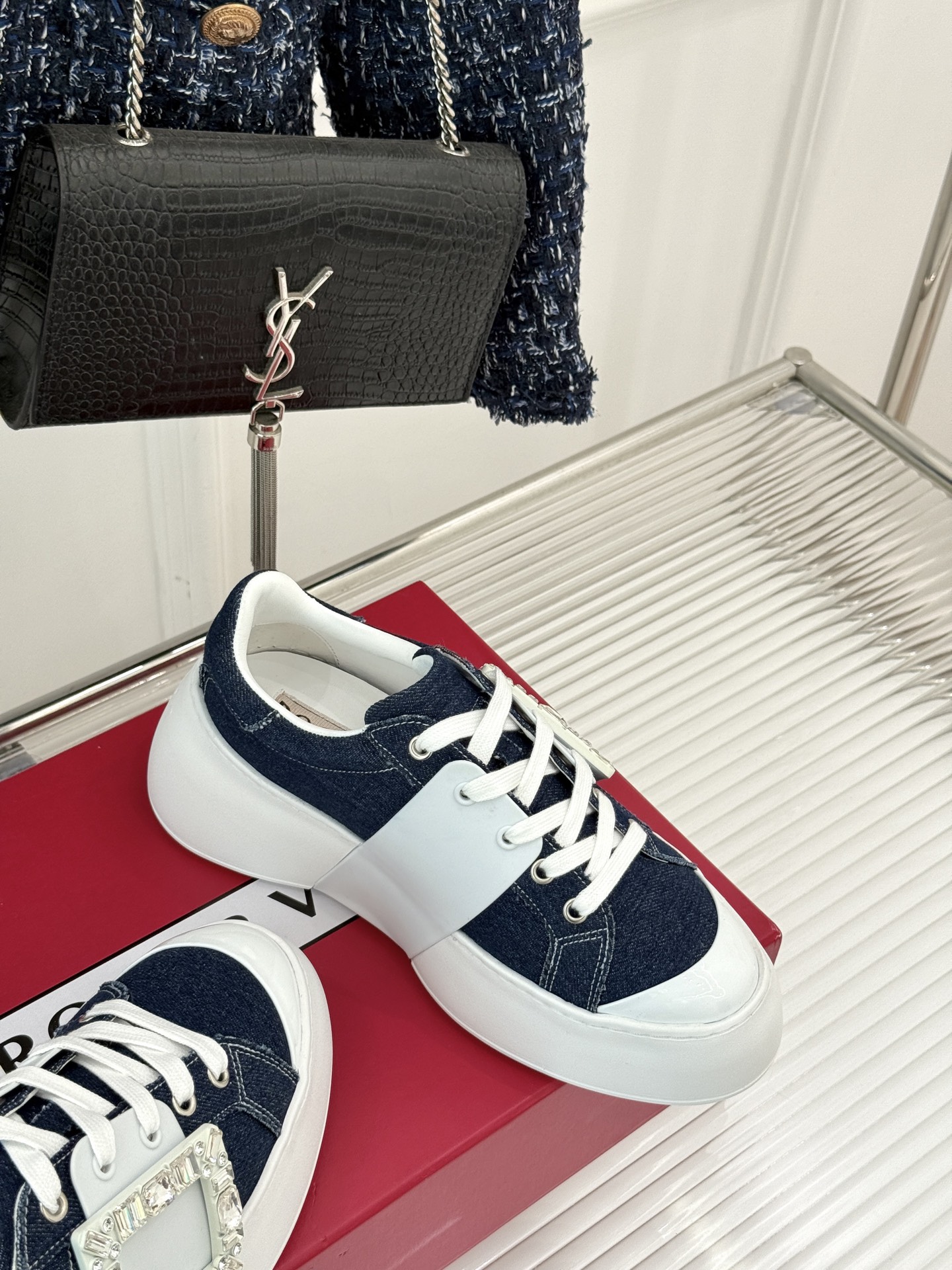 
Roger vivier | RV方扣厚底休闲运动鞋
一款超经典的超美的休闲鞋
脚感宛如踩在云朵般轻巧
