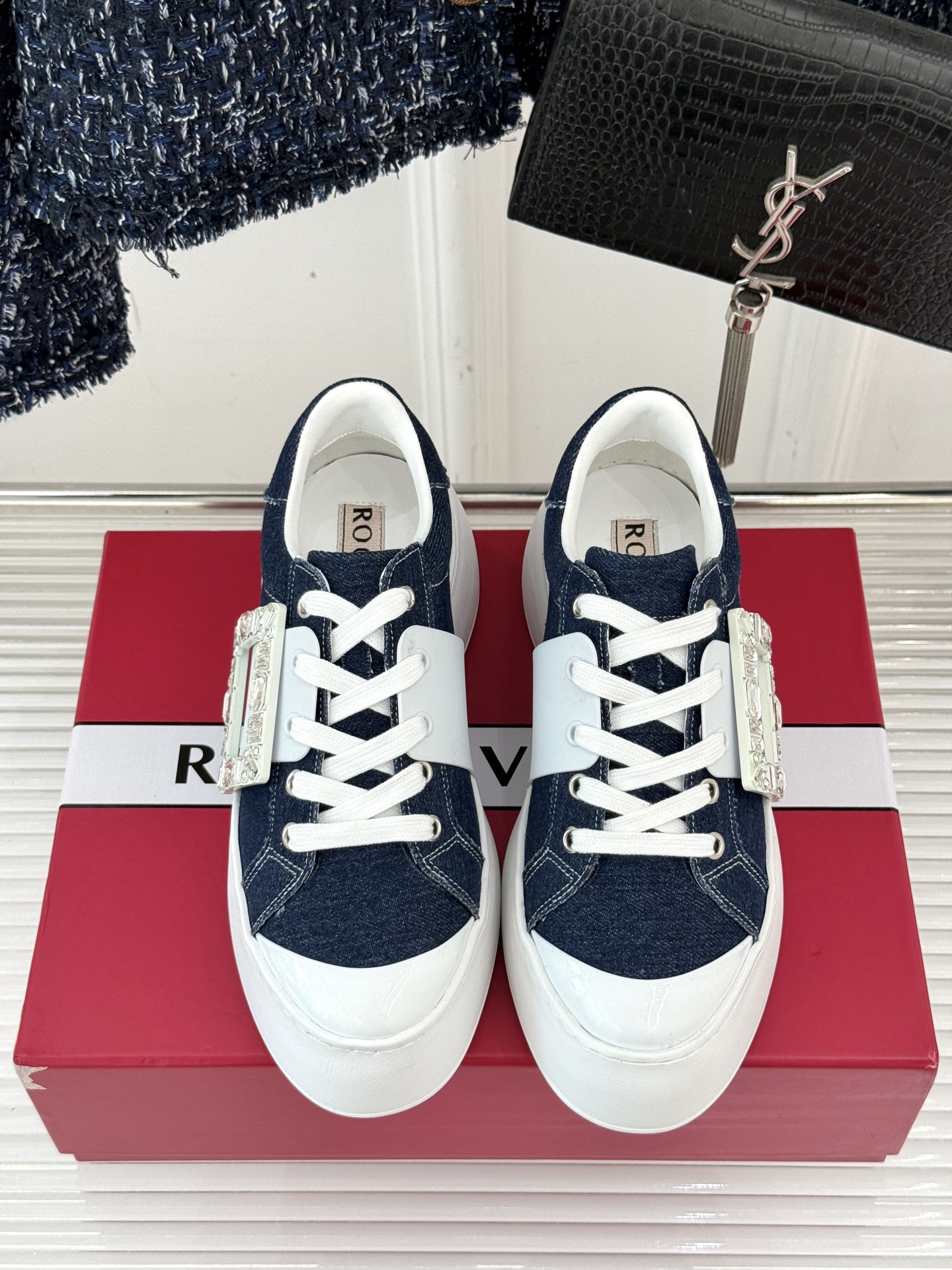 
Roger vivier | RV方扣厚底休闲运动鞋
一款超经典的超美的休闲鞋
脚感宛如踩在云朵般轻巧