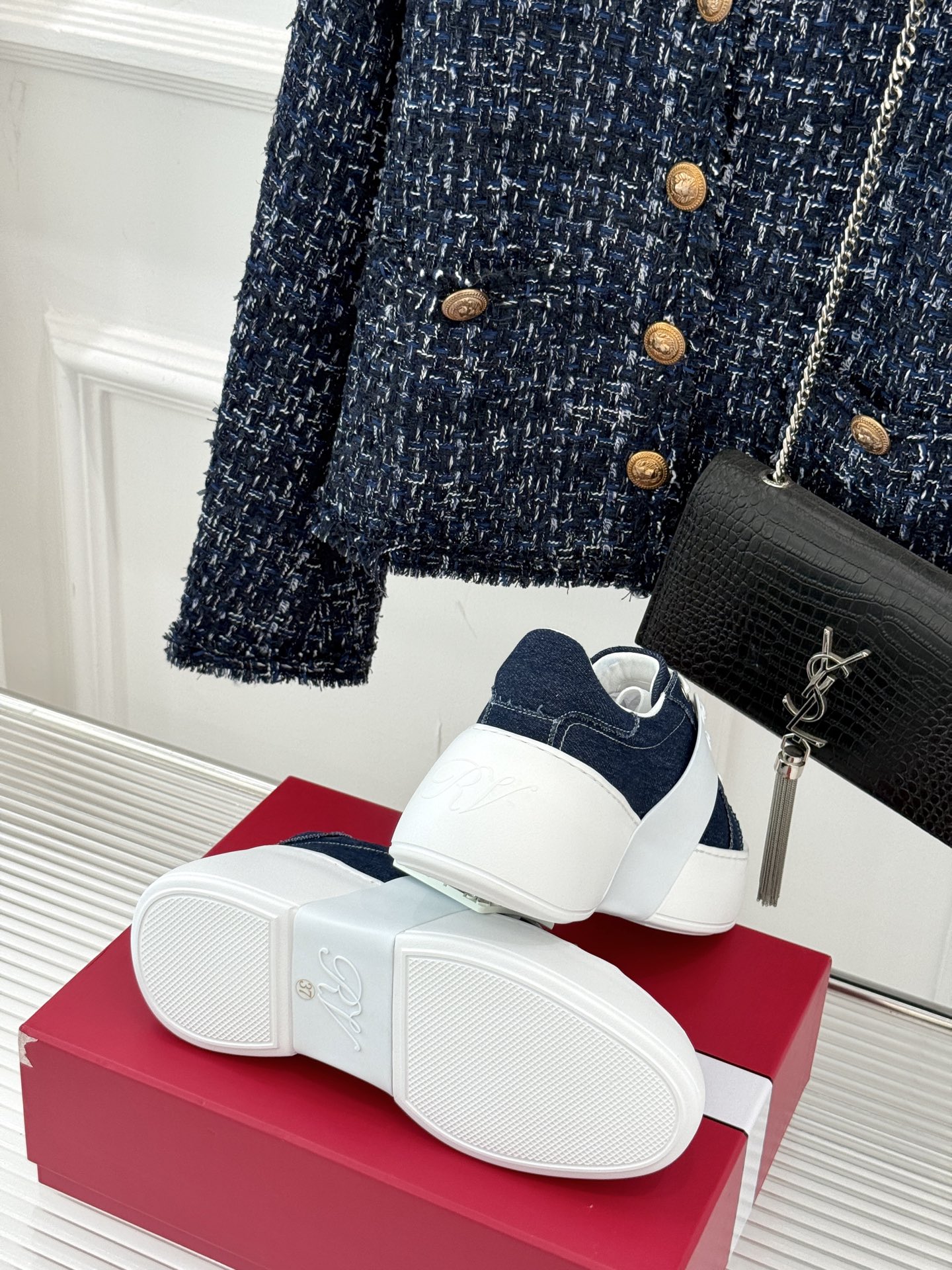 
Roger vivier | RV方扣厚底休闲运动鞋
一款超经典的超美的休闲鞋
脚感宛如踩在云朵般轻巧