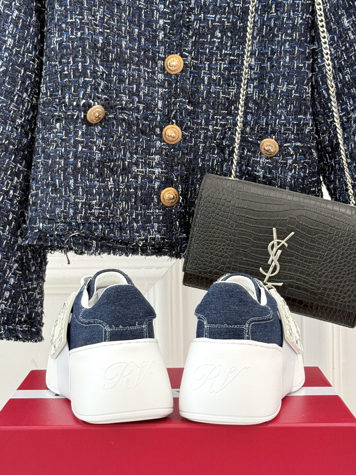 
Roger vivier | RV方扣厚底休闲运动鞋
一款超经典的超美的休闲鞋
脚感宛如踩在云朵般轻巧