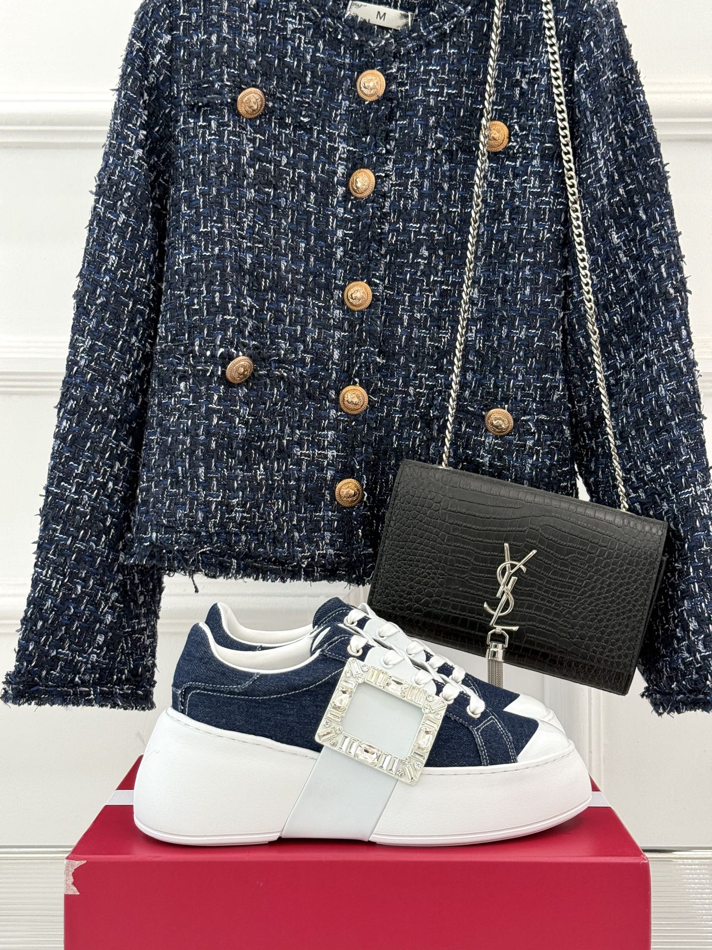 
Roger vivier | RV方扣厚底休闲运动鞋
一款超经典的超美的休闲鞋
脚感宛如踩在云朵般轻巧