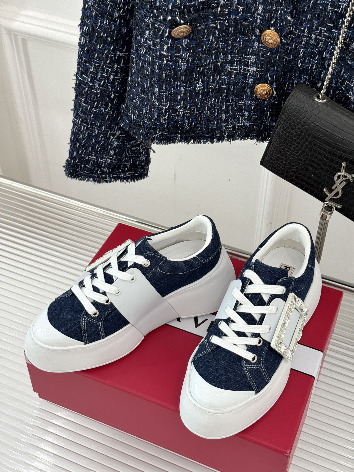 
Roger vivier | RV方扣厚底休闲运动鞋
一款超经典的超美的休闲鞋
脚感宛如踩在云朵般轻巧