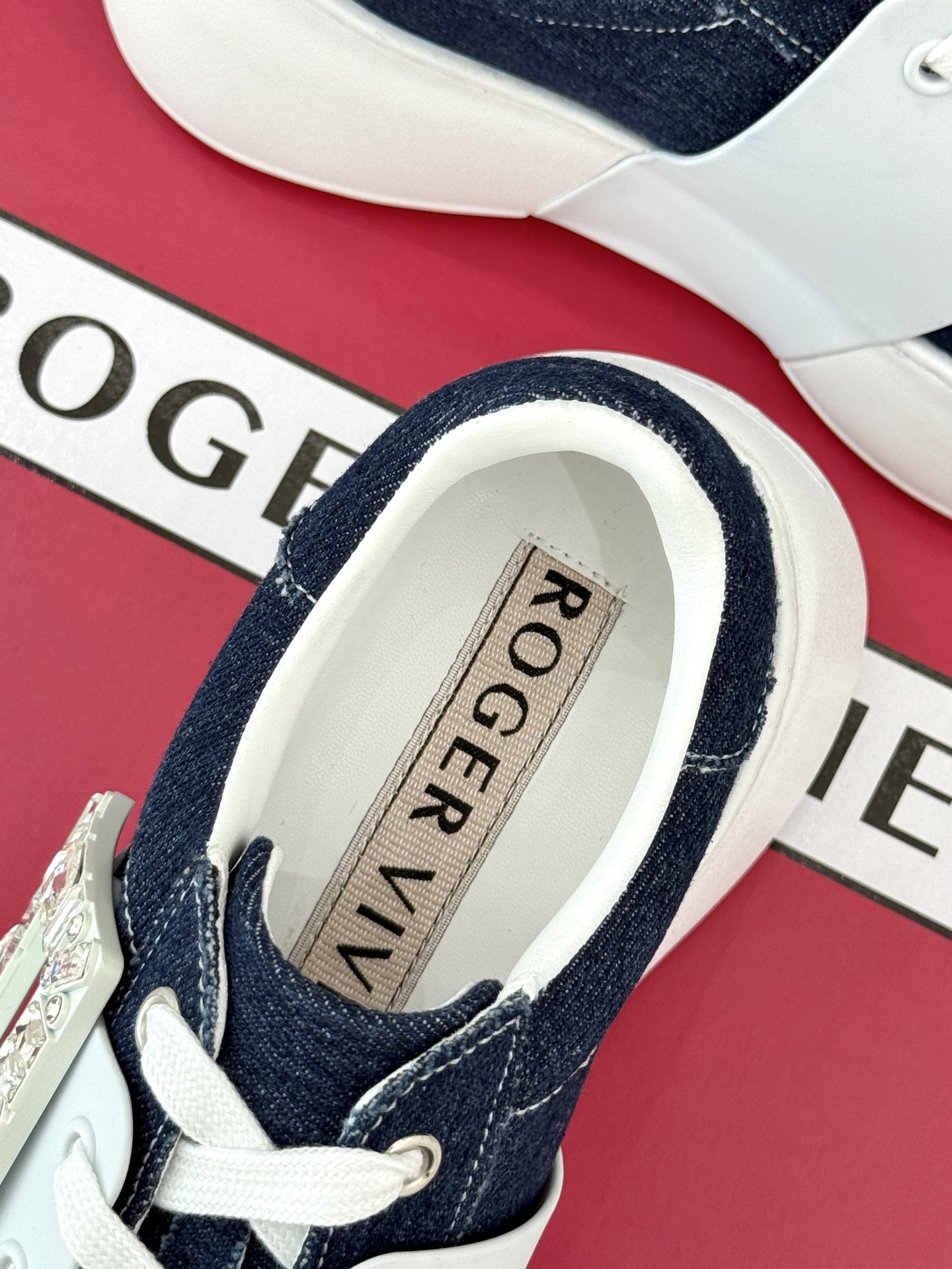 
Roger vivier | RV方扣厚底休闲运动鞋
一款超经典的超美的休闲鞋
脚感宛如踩在云朵般轻巧