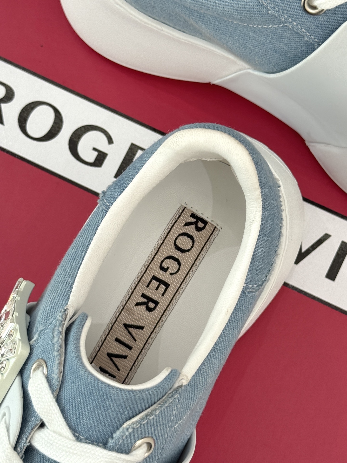 
Roger vivier | RV方扣厚底休闲运动鞋
一款超经典的超美的休闲鞋
脚感宛如踩在云朵般轻巧