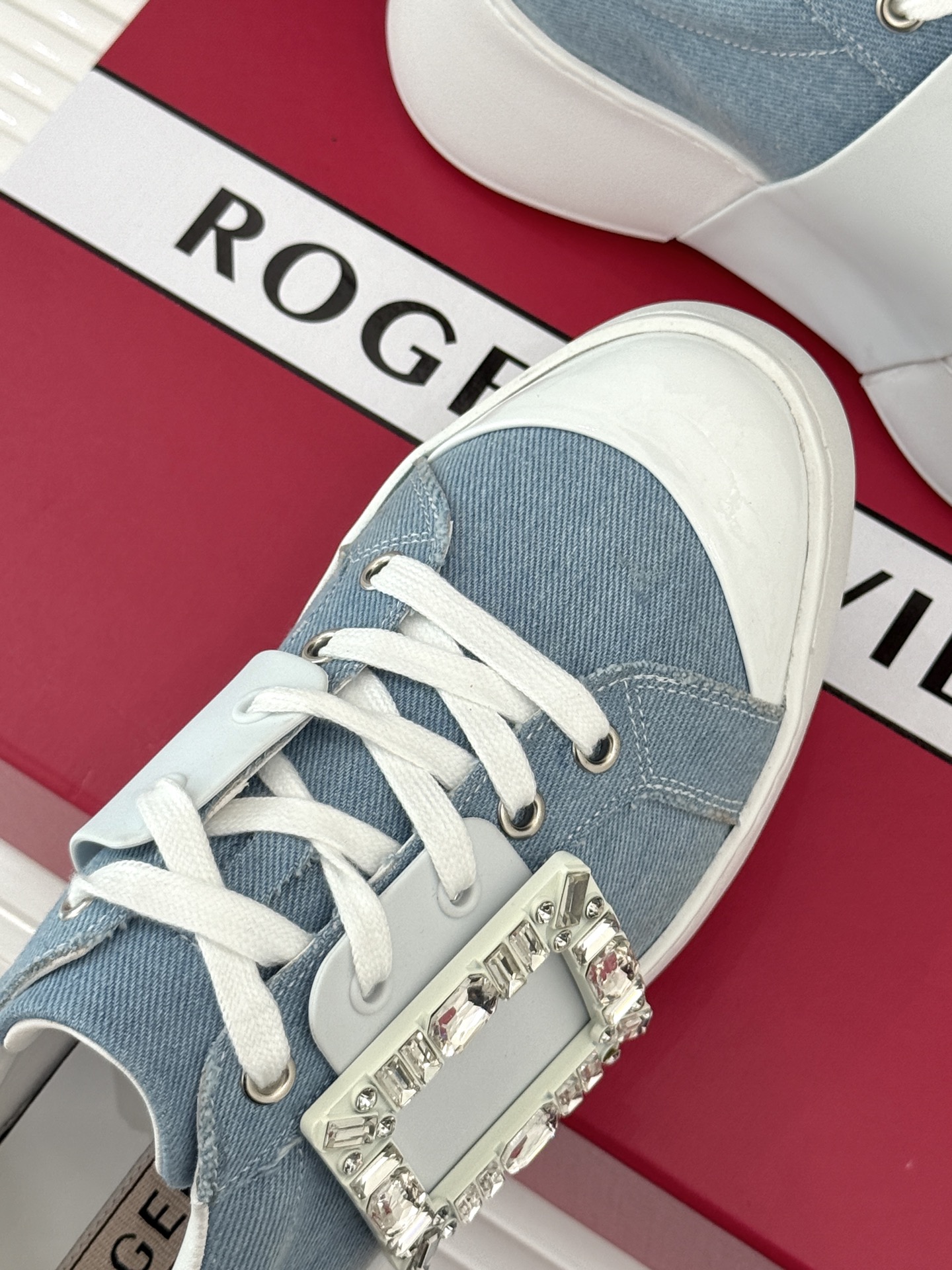 
Roger vivier | RV方扣厚底休闲运动鞋
一款超经典的超美的休闲鞋
脚感宛如踩在云朵般轻巧