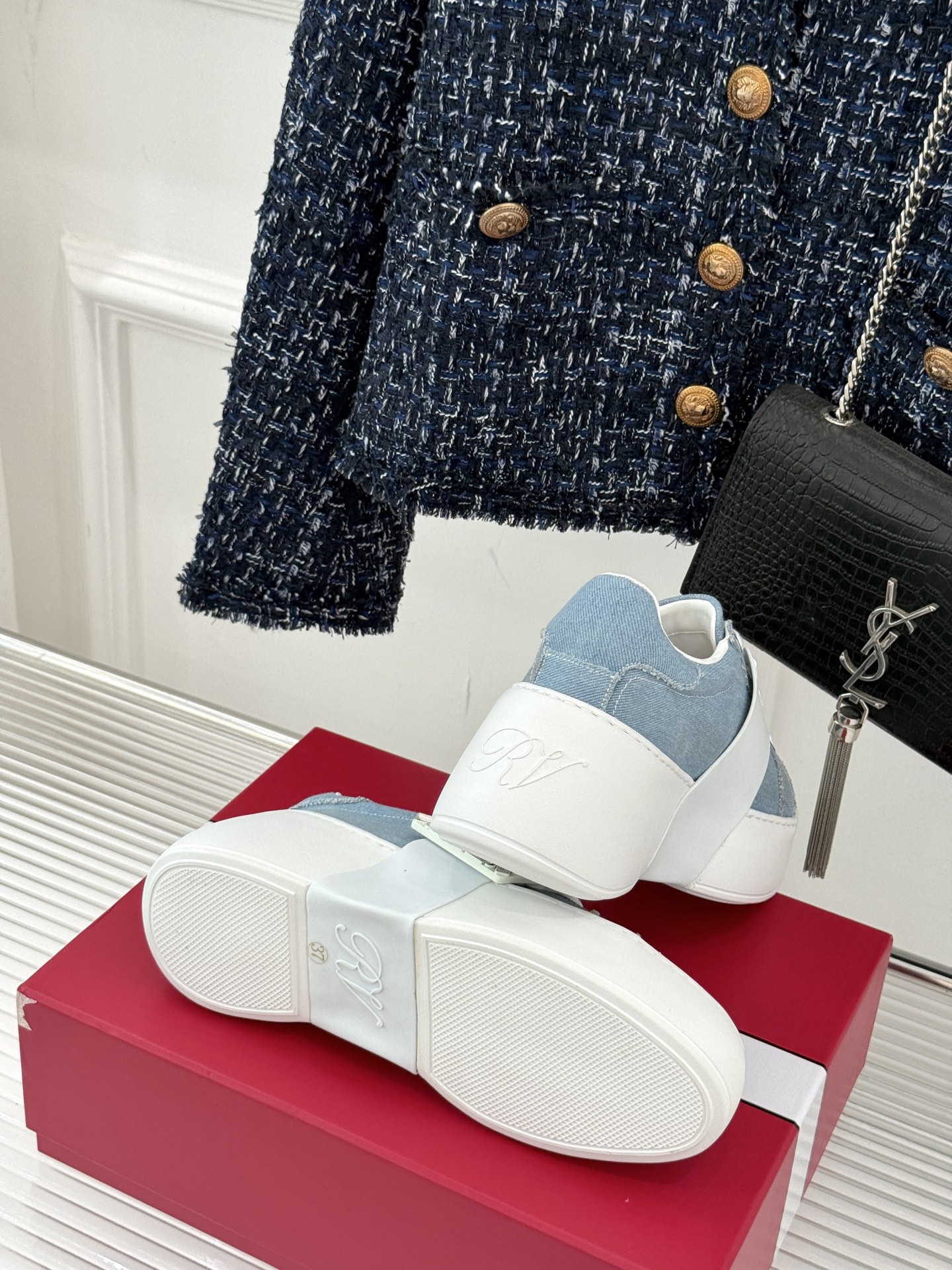 
Roger vivier | RV方扣厚底休闲运动鞋
一款超经典的超美的休闲鞋
脚感宛如踩在云朵般轻巧