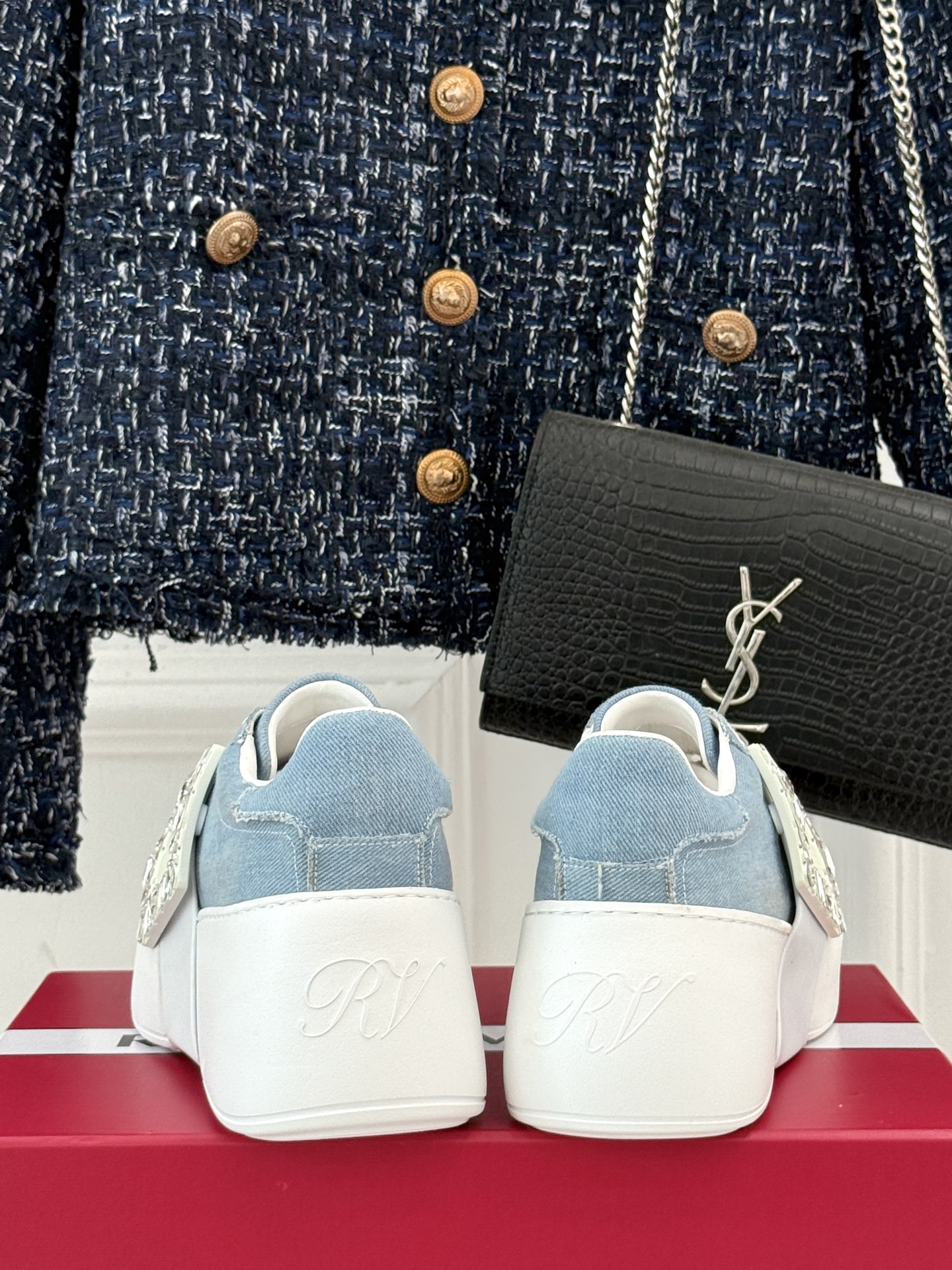 
Roger vivier | RV方扣厚底休闲运动鞋
一款超经典的超美的休闲鞋
脚感宛如踩在云朵般轻巧