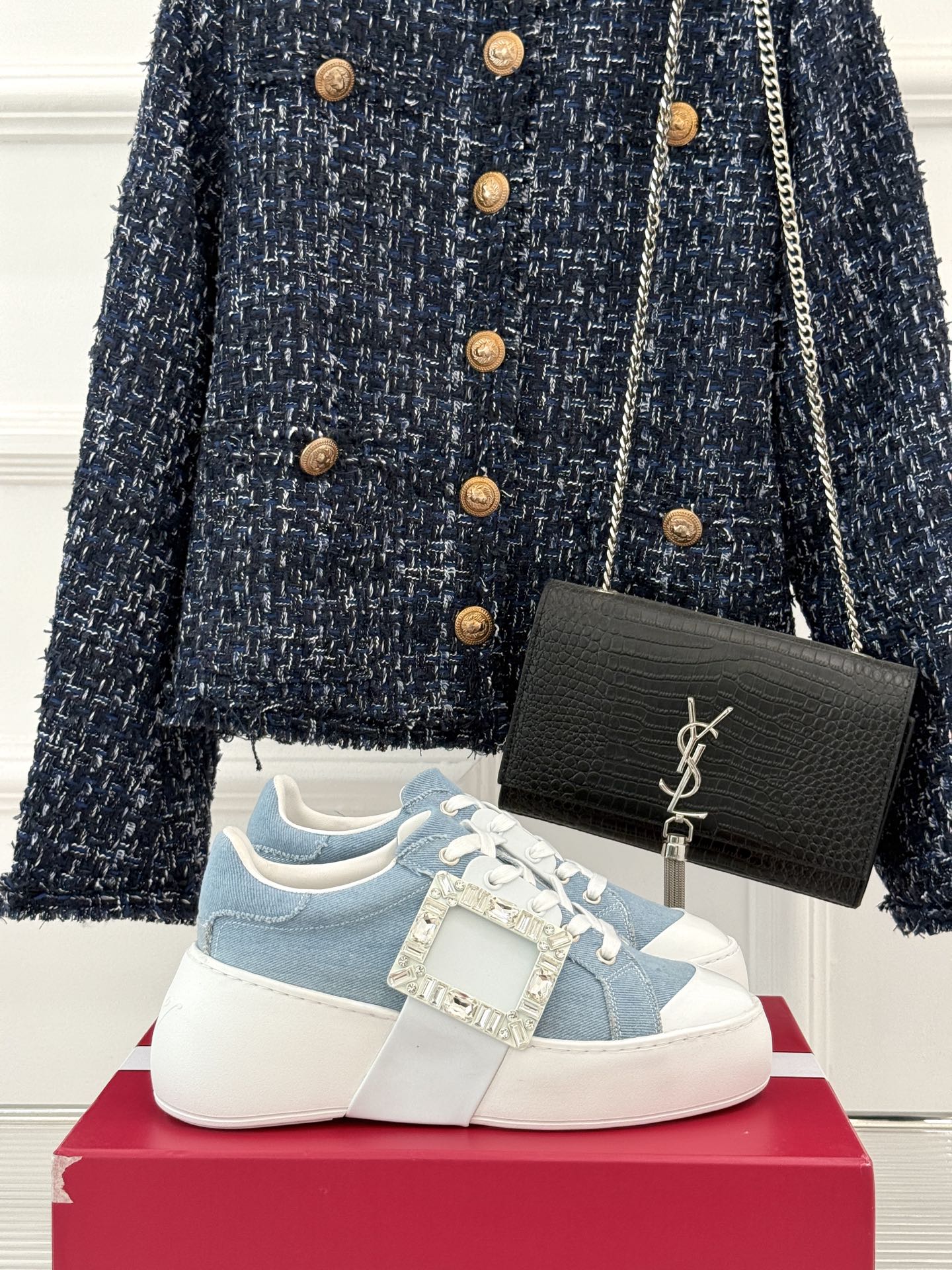 
Roger vivier | RV方扣厚底休闲运动鞋
一款超经典的超美的休闲鞋
脚感宛如踩在云朵般轻巧