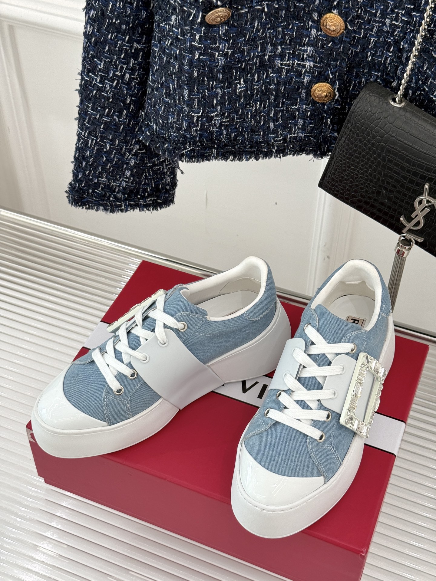 
Roger vivier | RV方扣厚底休闲运动鞋
一款超经典的超美的休闲鞋
脚感宛如踩在云朵般轻巧