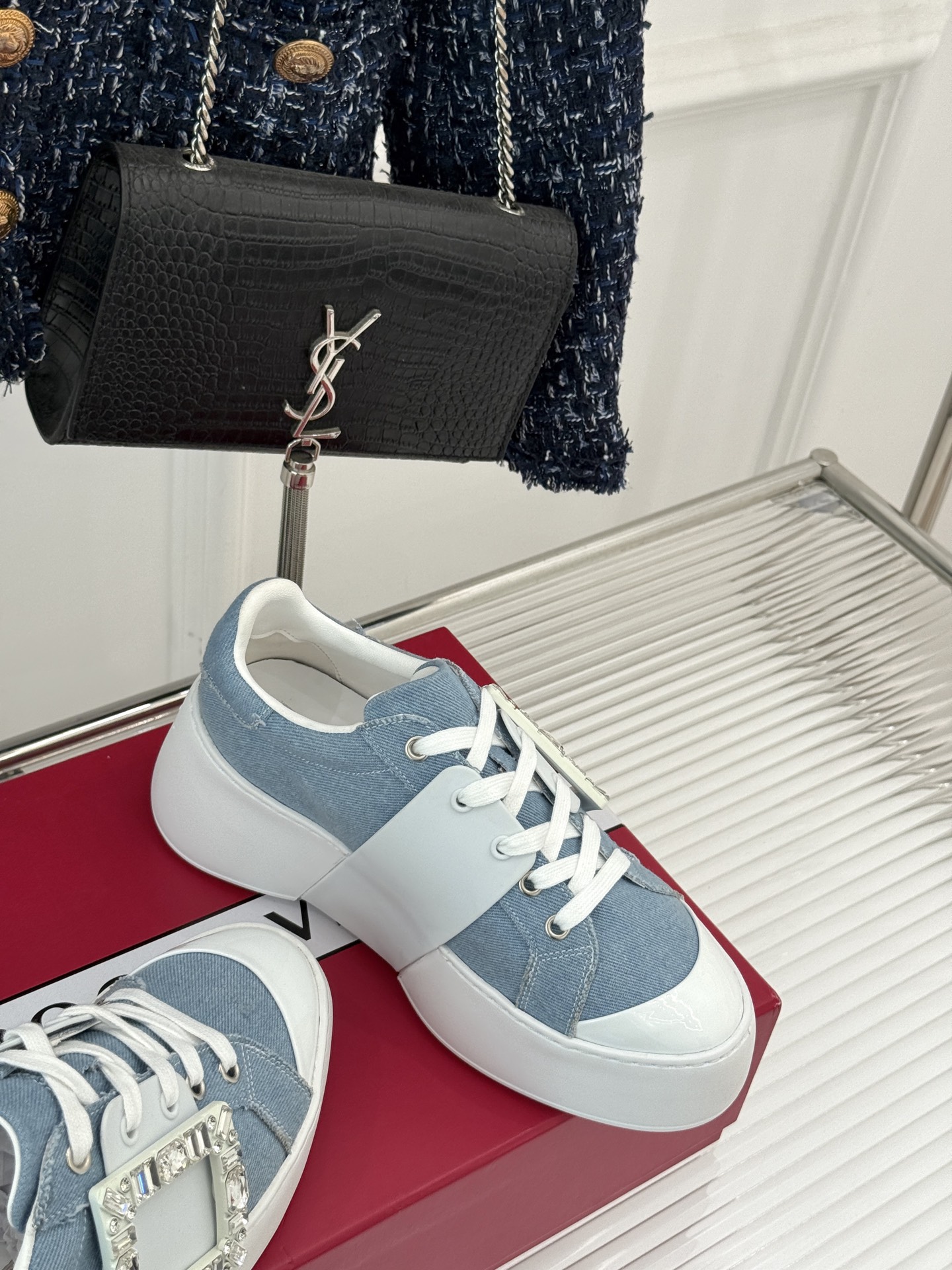 
Roger vivier | RV方扣厚底休闲运动鞋
一款超经典的超美的休闲鞋
脚感宛如踩在云朵般轻巧