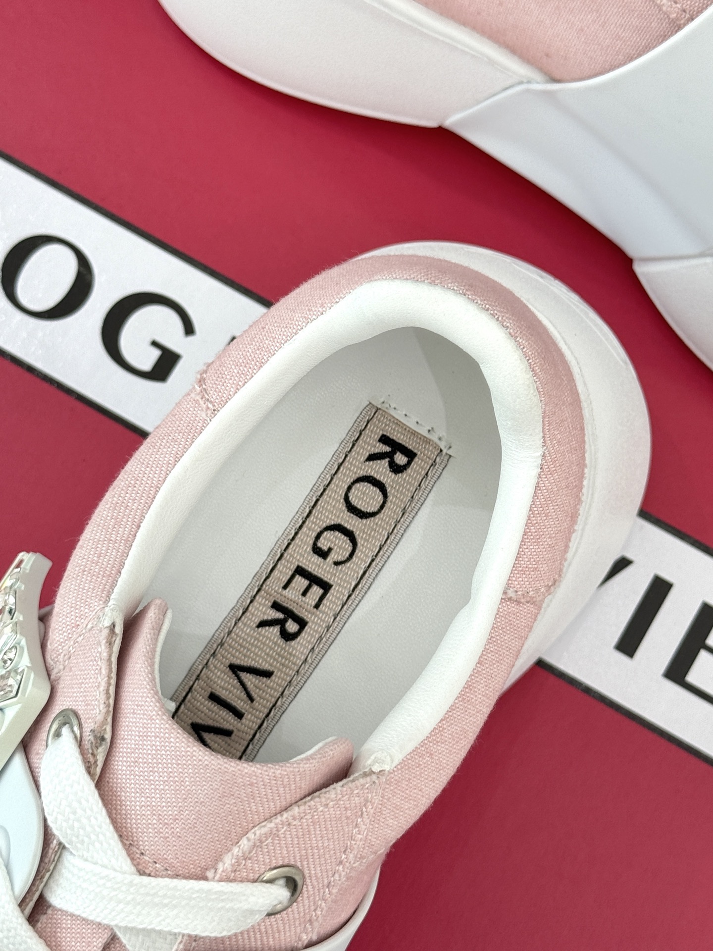 
Roger vivier | RV方扣厚底休闲运动鞋
一款超经典的超美的休闲鞋
脚感宛如踩在云朵般轻巧