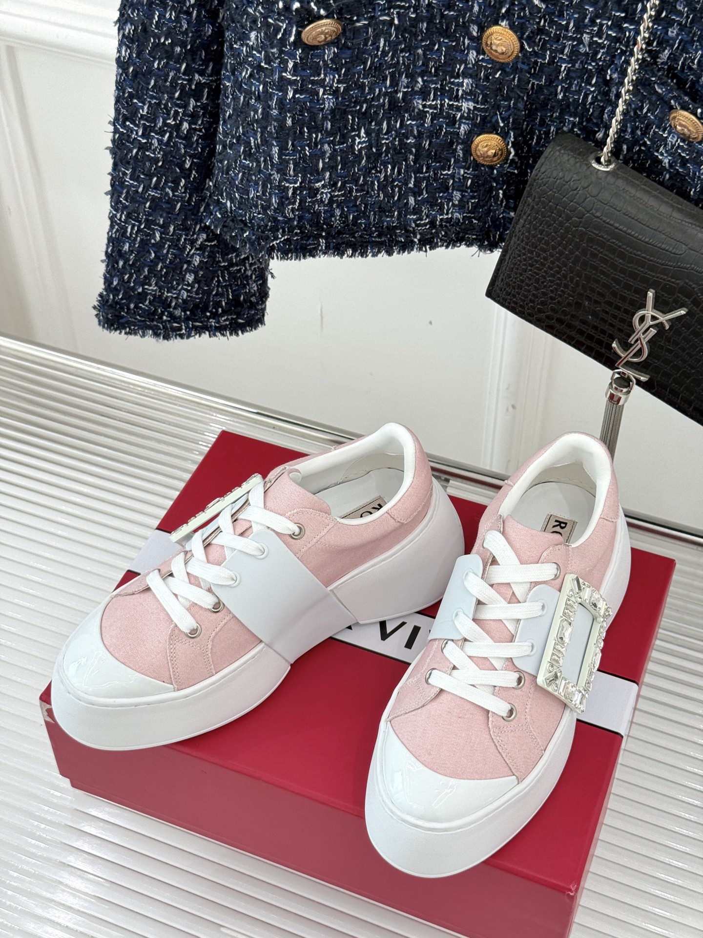 
Roger vivier | RV方扣厚底休闲运动鞋
一款超经典的超美的休闲鞋
脚感宛如踩在云朵般轻巧