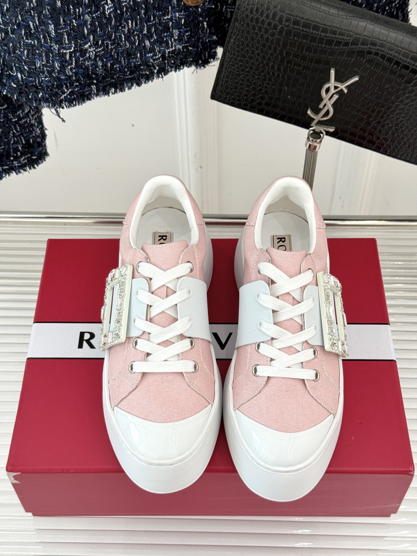 
Roger vivier | RV方扣厚底休闲运动鞋
一款超经典的超美的休闲鞋
脚感宛如踩在云朵般轻巧