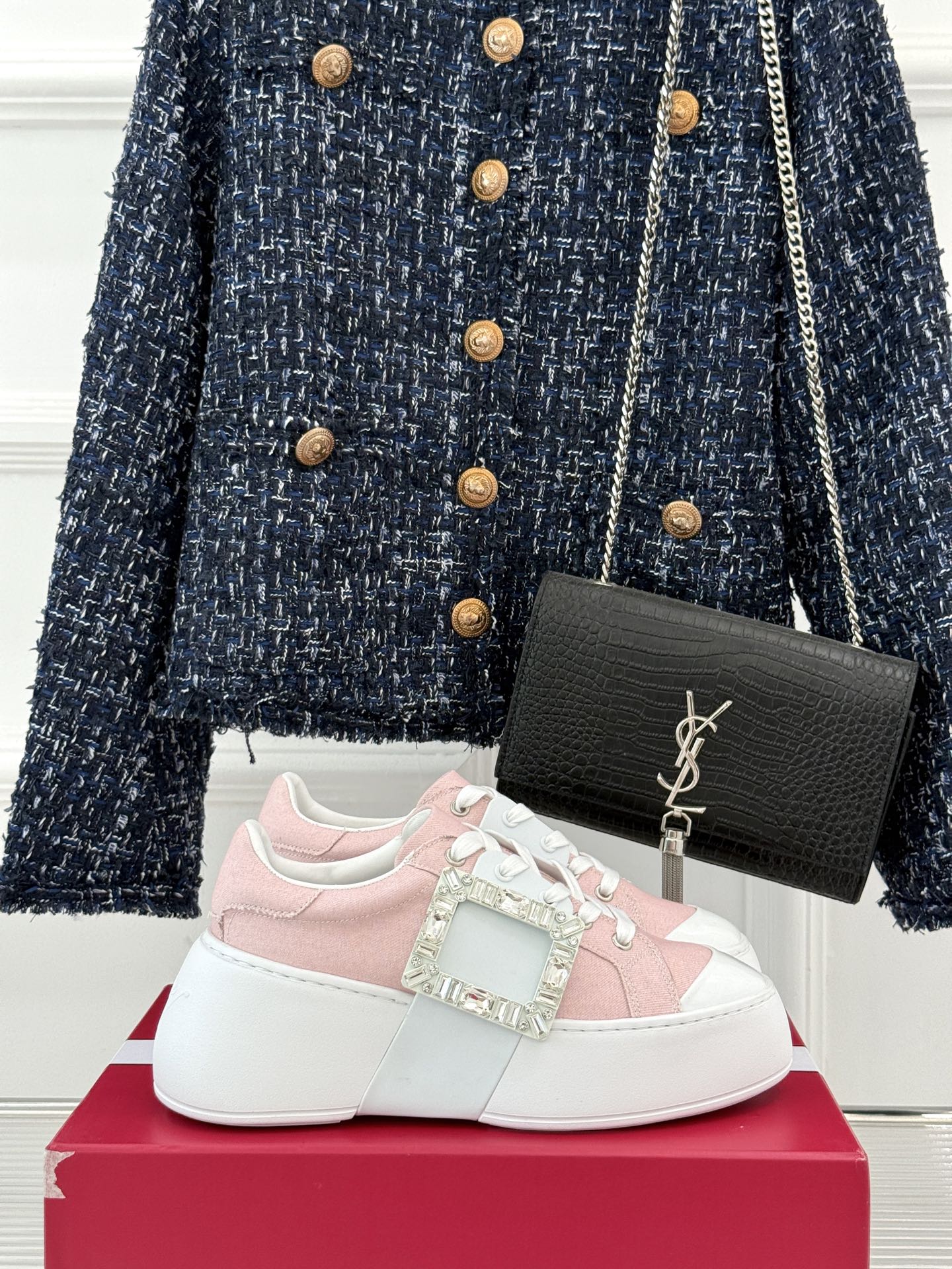 
Roger vivier | RV方扣厚底休闲运动鞋
一款超经典的超美的休闲鞋
脚感宛如踩在云朵般轻巧
