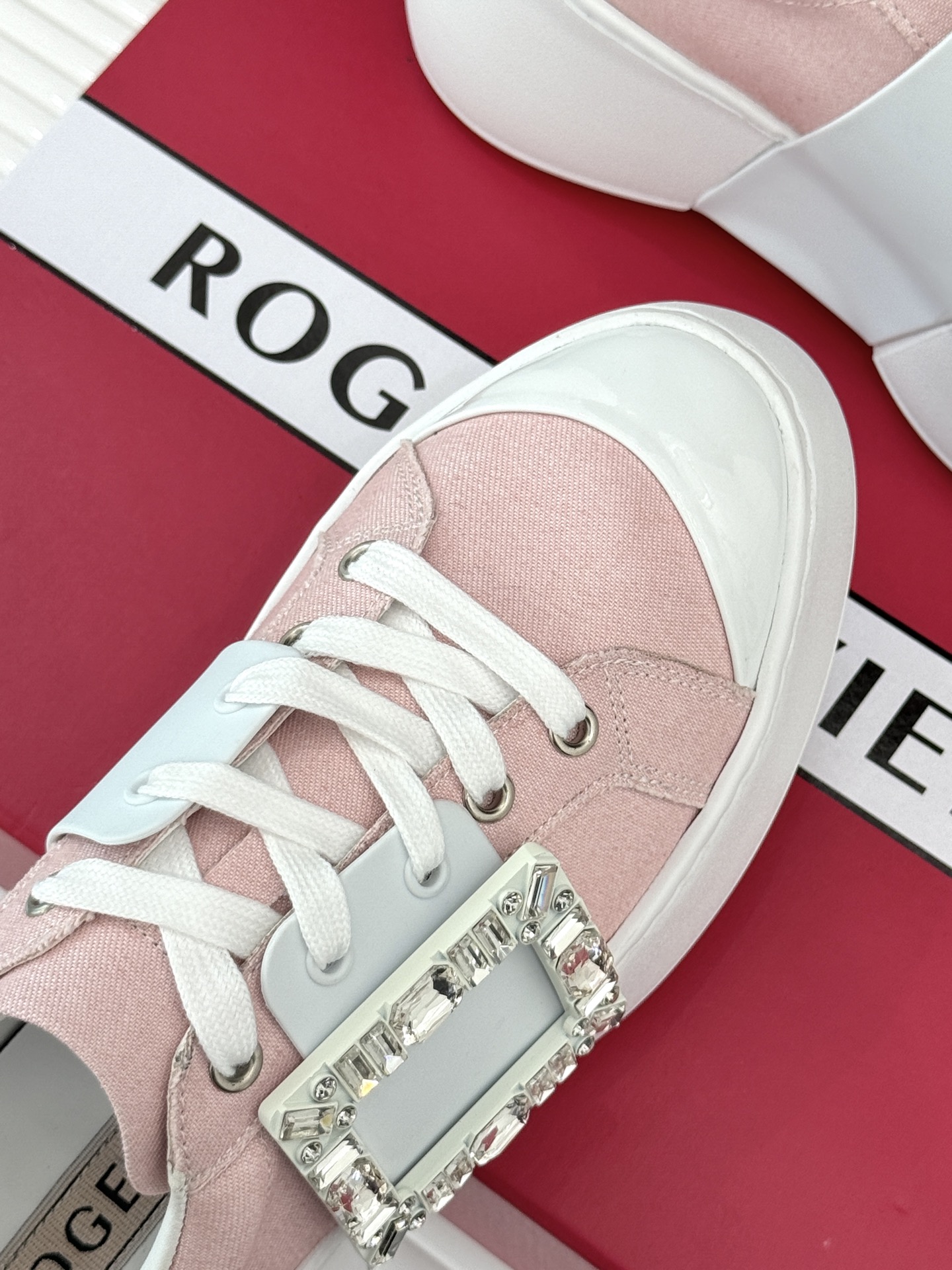 
Roger vivier | RV方扣厚底休闲运动鞋
一款超经典的超美的休闲鞋
脚感宛如踩在云朵般轻巧