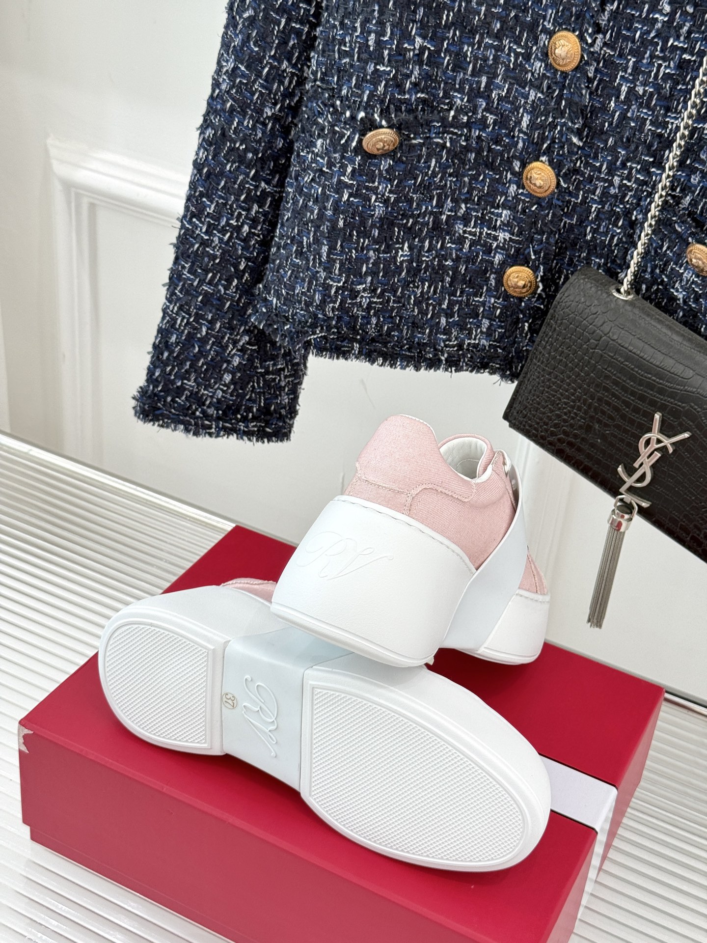
Roger vivier | RV方扣厚底休闲运动鞋
一款超经典的超美的休闲鞋
脚感宛如踩在云朵般轻巧