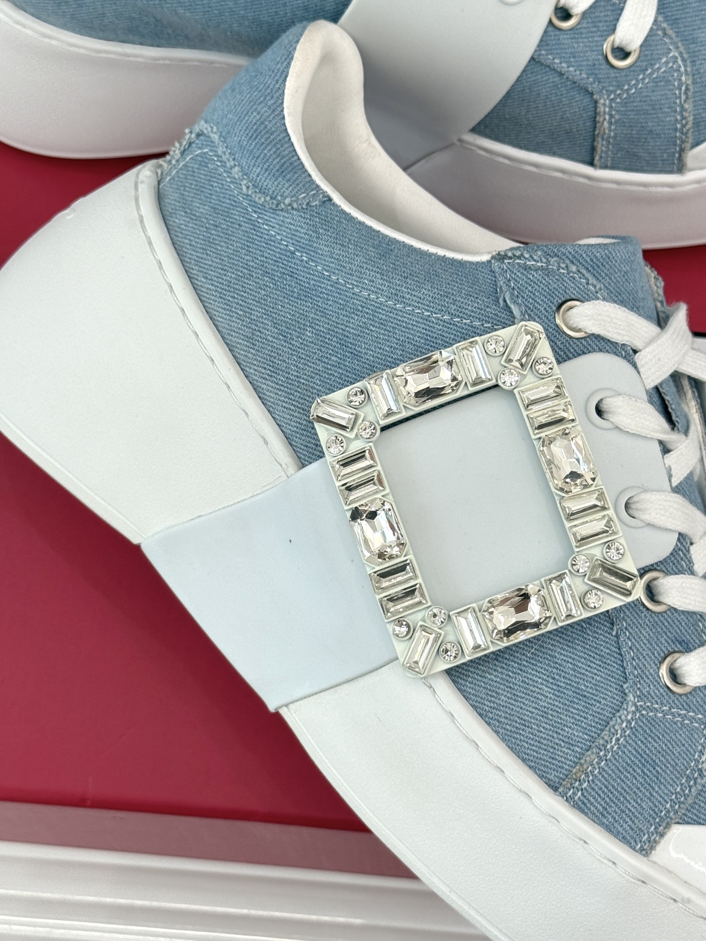 
Roger vivier | RV方扣厚底休闲运动鞋
一款超经典的超美的休闲鞋
脚感宛如踩在云朵般轻巧
