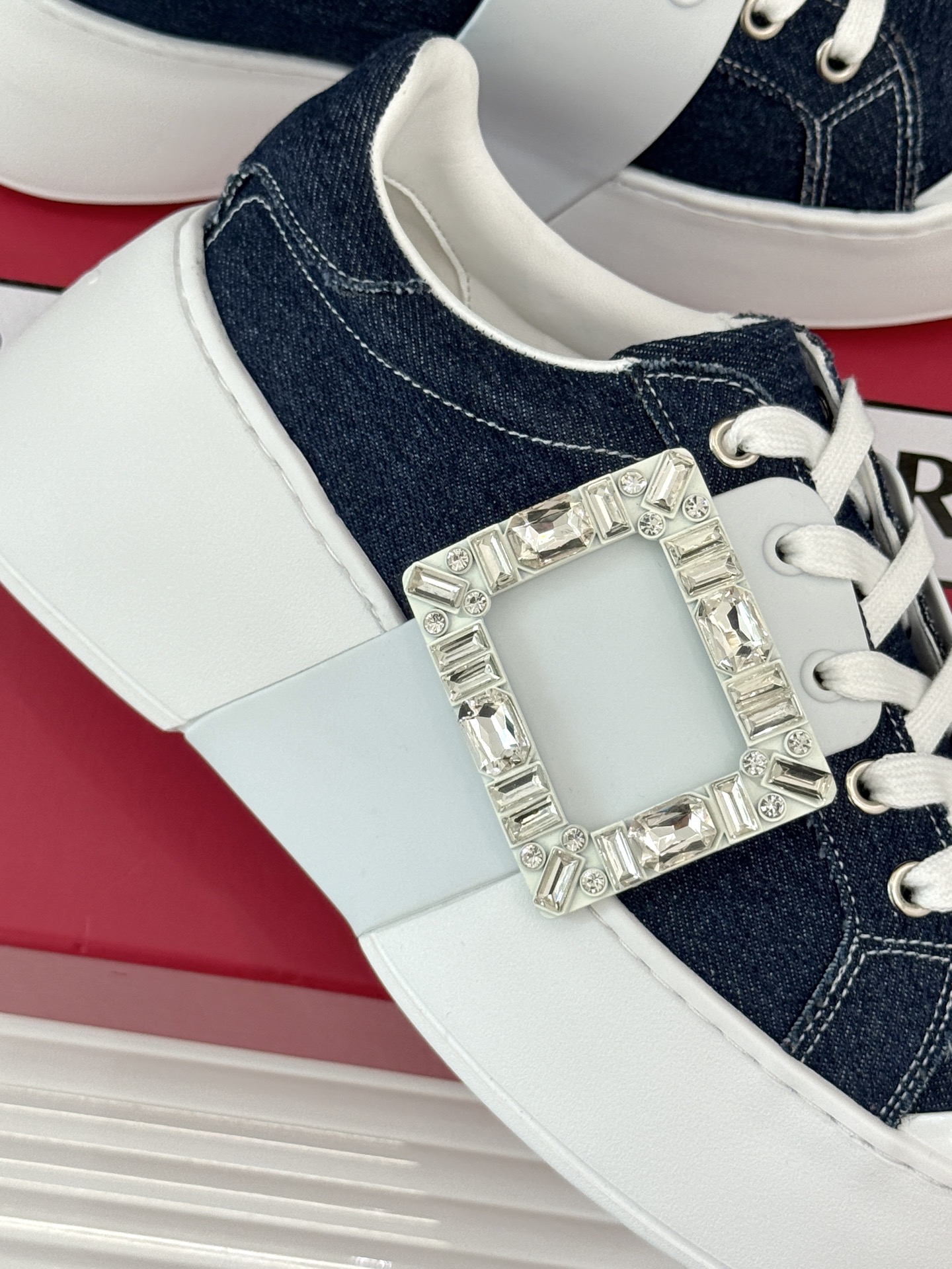 
Roger vivier | RV方扣厚底休闲运动鞋
一款超经典的超美的休闲鞋
脚感宛如踩在云朵般轻巧