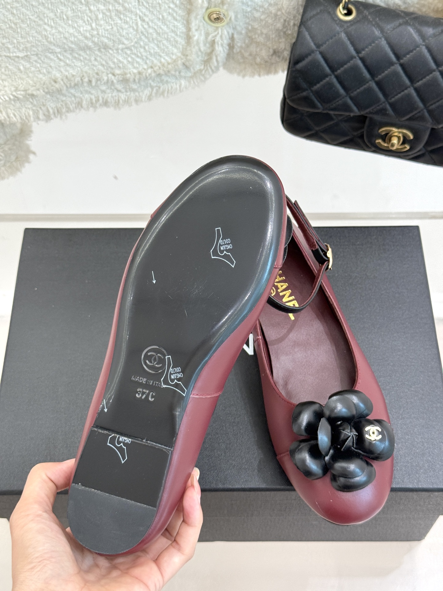 
CHANE*｜小香25A早春新品
山茶花玛丽珍单鞋
这一季山茶花系列真的超美😍
香奶奶家一贯的优雅名媛
